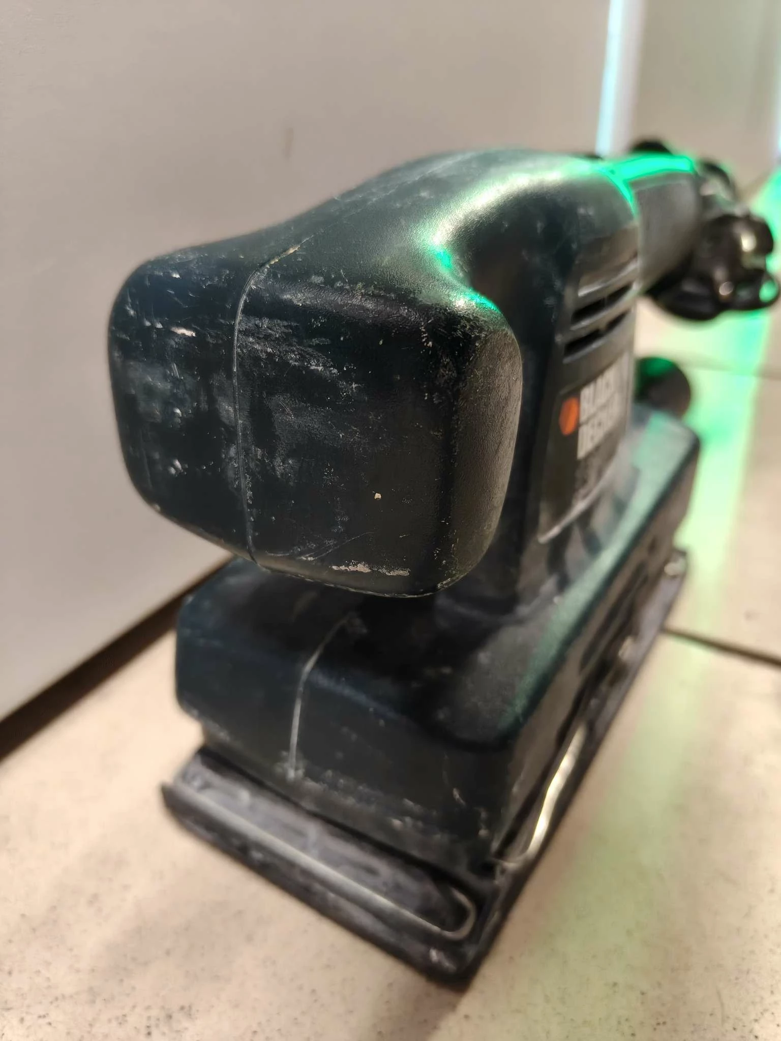 szlifierka-oscylacyjna-black-decker-cd400-135w-rodzaj-zasilania-128529-2