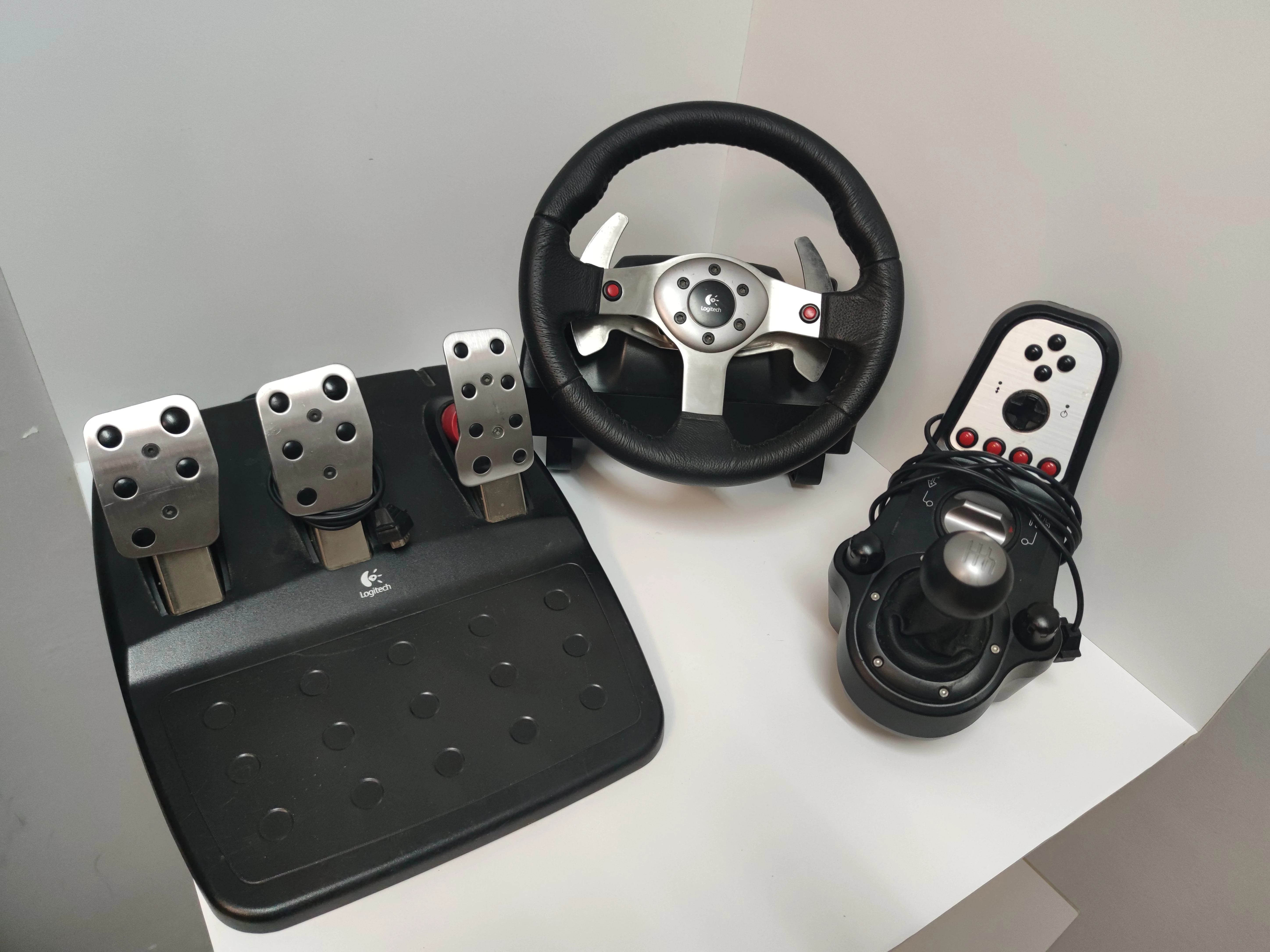 kierownica-logitech-g25-racing-wheel-stan-11323-2