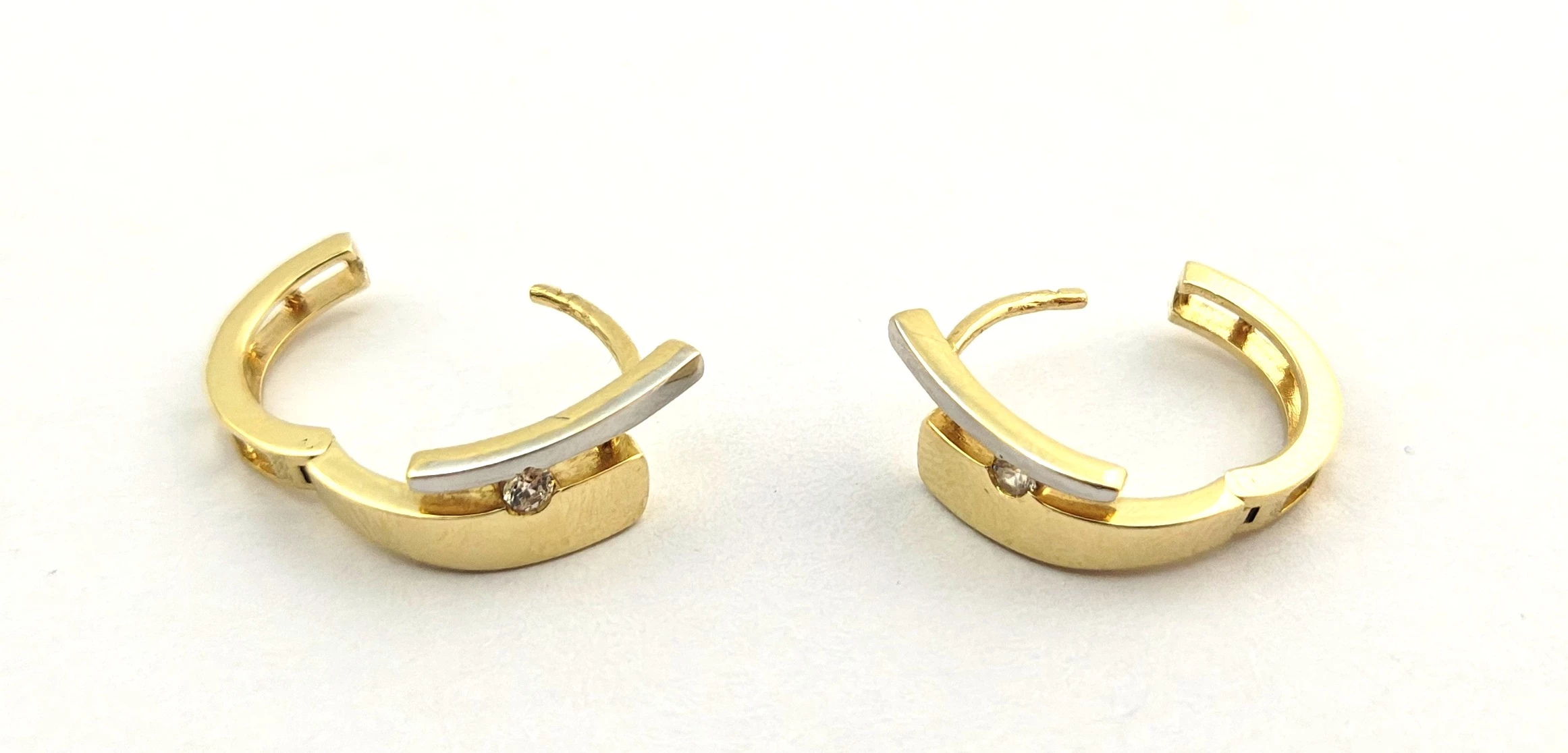 zlote-kolczyki-z-bialym-zlotem-kolka-cyrkonie-585-303g-ean-gtin-5901050755290