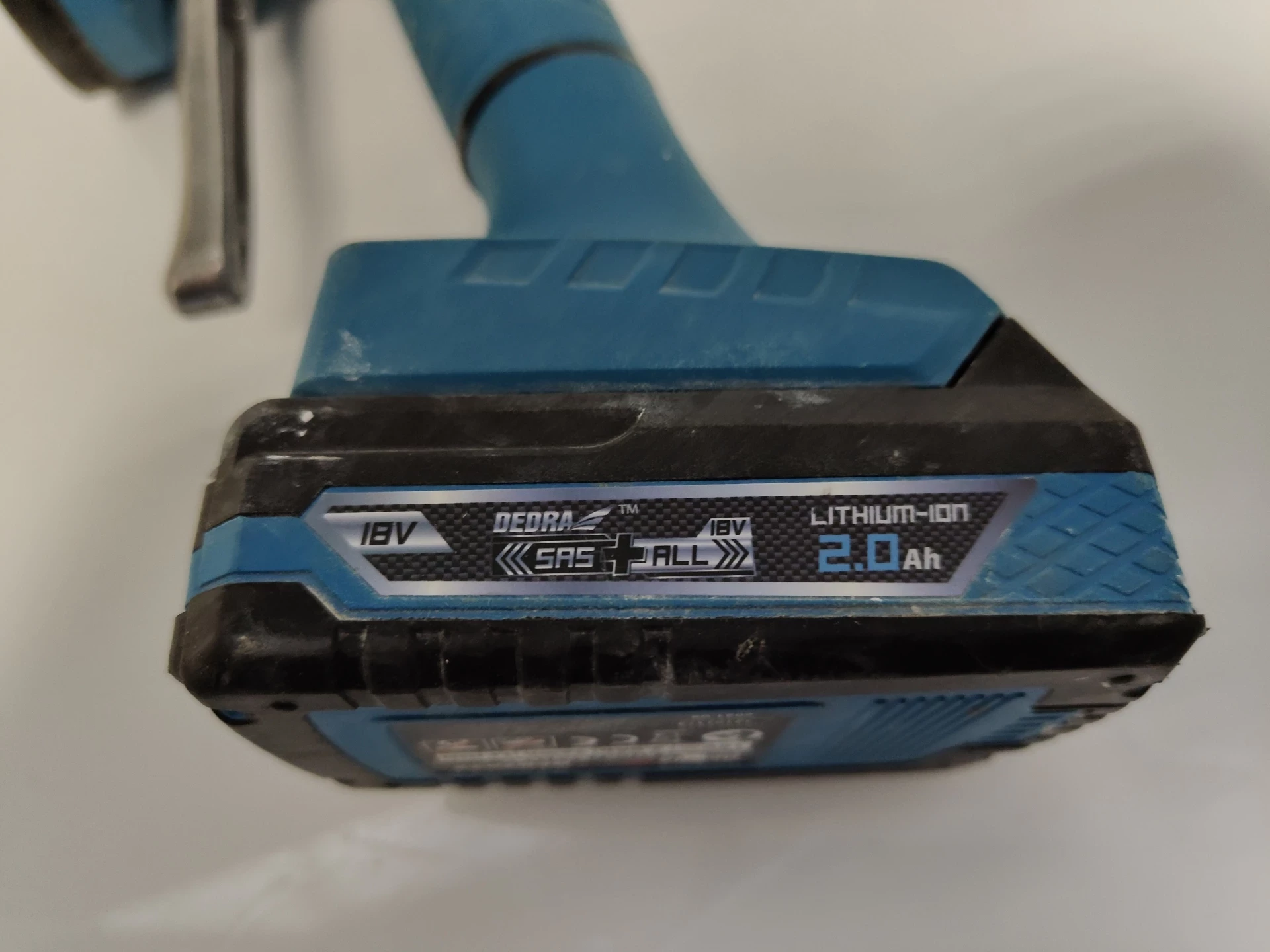 przyssawka-wibracyjna-do-plytek-dedra-ded6912-aku-18v-2ah-marka-248811-950237