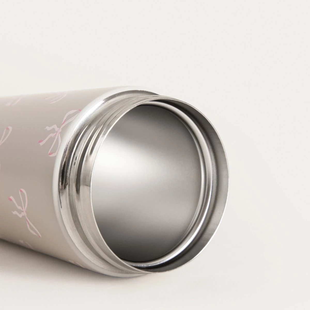 kubek-termiczny-milly-we-wzor-038-l-kokardki-stan-11323-1