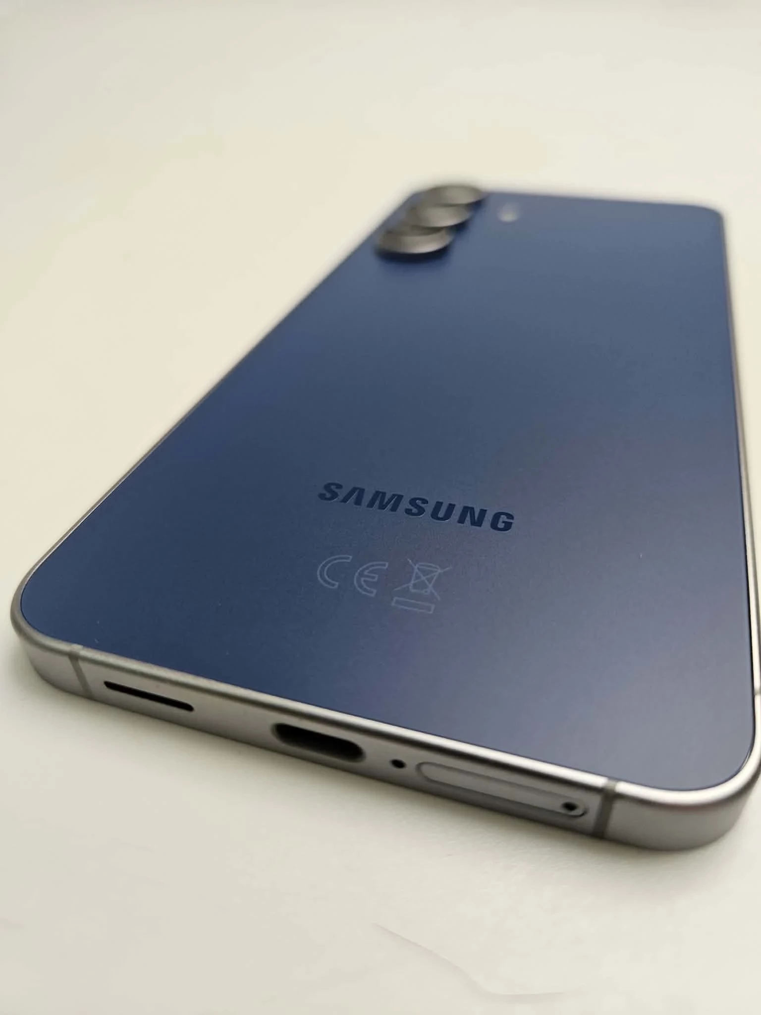 telefon-samsung-galaxy-s25-fe-8128-gb-kab-przekatna-ekranu-670