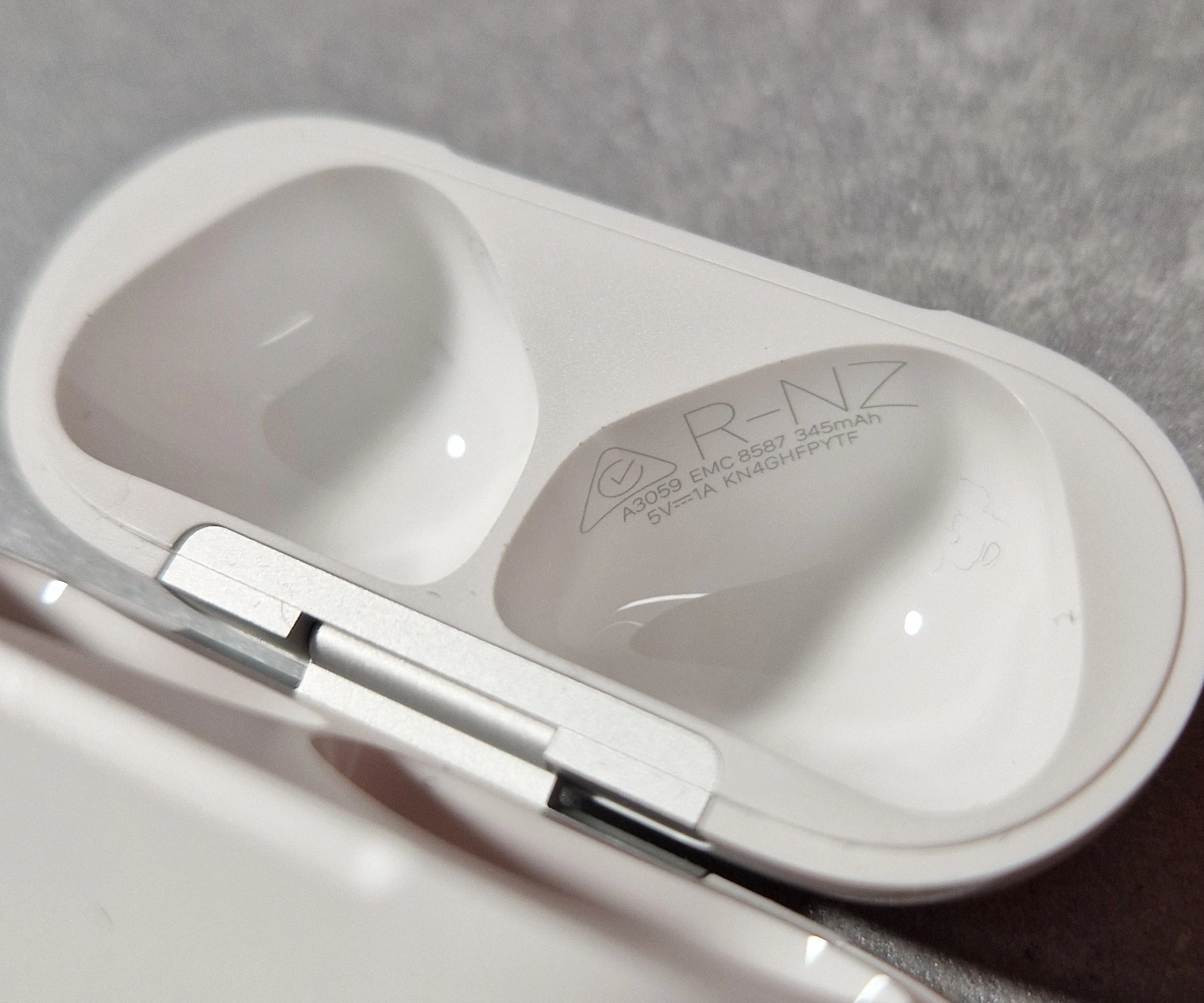 sluchawki-bezprzewodowe-douszne-apple-airpods-4-anc-stan-11323-2