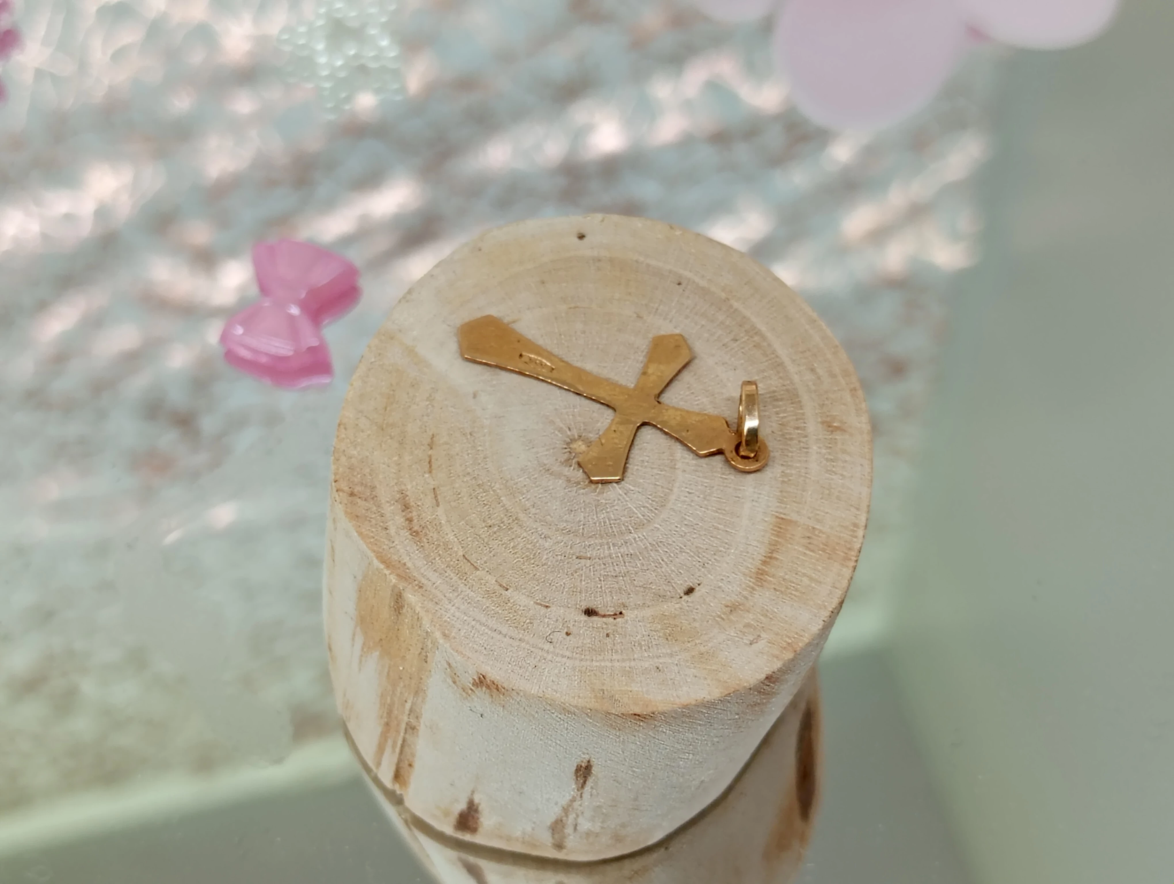 piekna-zlota-zawieszka-krzyzyk-motyw-129129-1781623