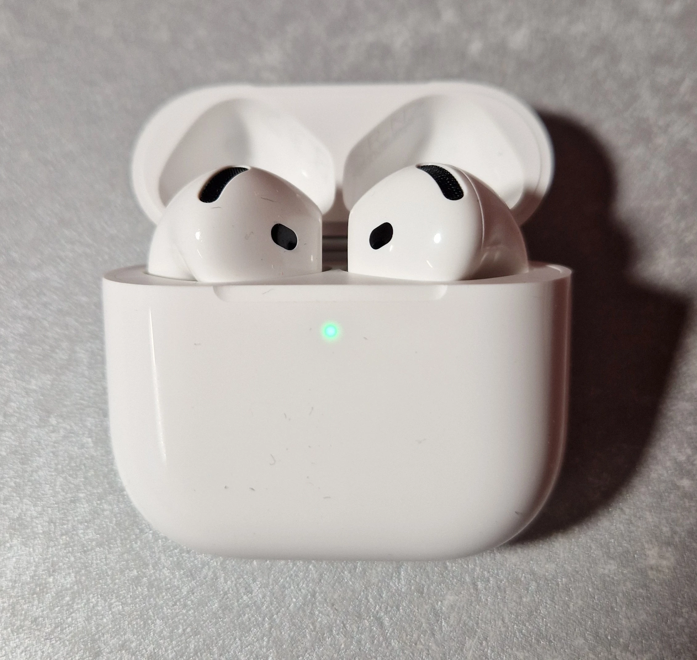 sluchawki-bezprzewodowe-douszne-apple-airpods-4-anc-ean-gtin-0195949689673