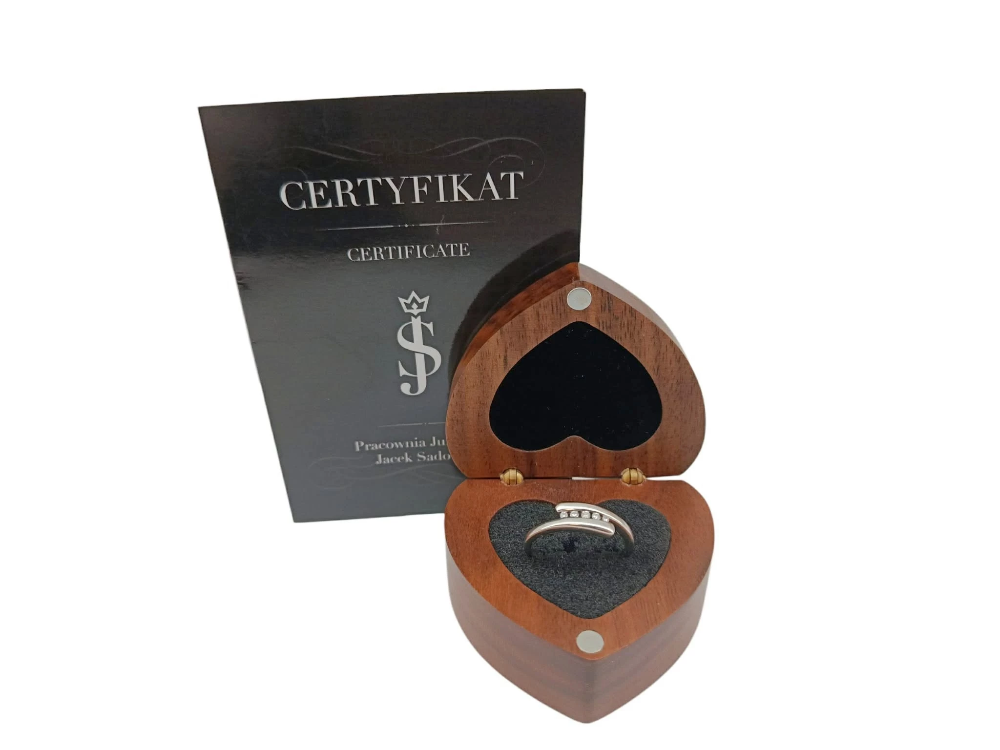 piekny-pierscionek-z-bialego-zlota-z-brylantami-275g-p375-005ct-jana-pawla-ii-1-konstantynow-mk