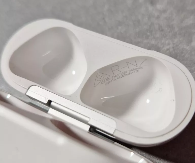 sluchawki-bezprzewodowe-douszne-apple-airpods-4-anc-stan-11323-2