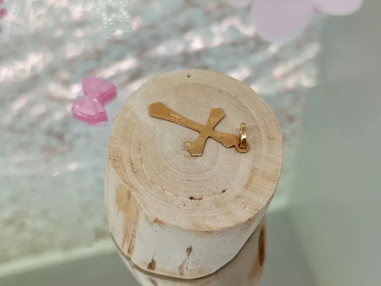 piekna-zlota-zawieszka-krzyzyk-motyw-129129-1781623