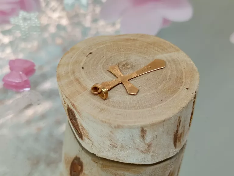 piekna-zlota-zawieszka-krzyzyk-cechy-207006-4