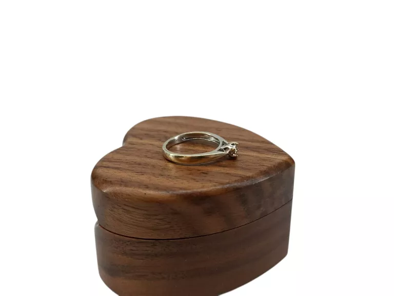 wyjatkowy-zloty-pierscionek-z-brylantem-171g-p585-008ct-waga-171