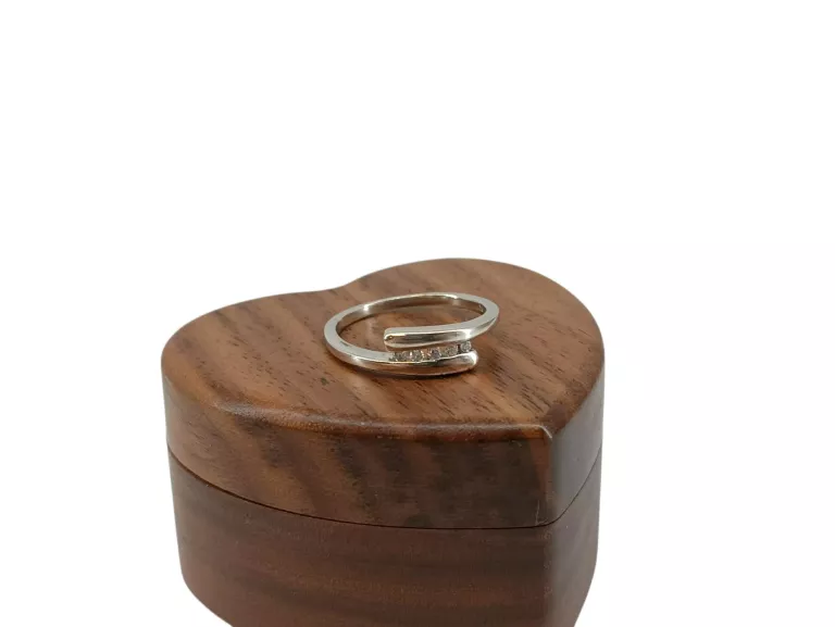 piekny-pierscionek-z-bialego-zlota-z-brylantami-275g-p375-005ct-rozmiarsrednica-wew-mm-372-19