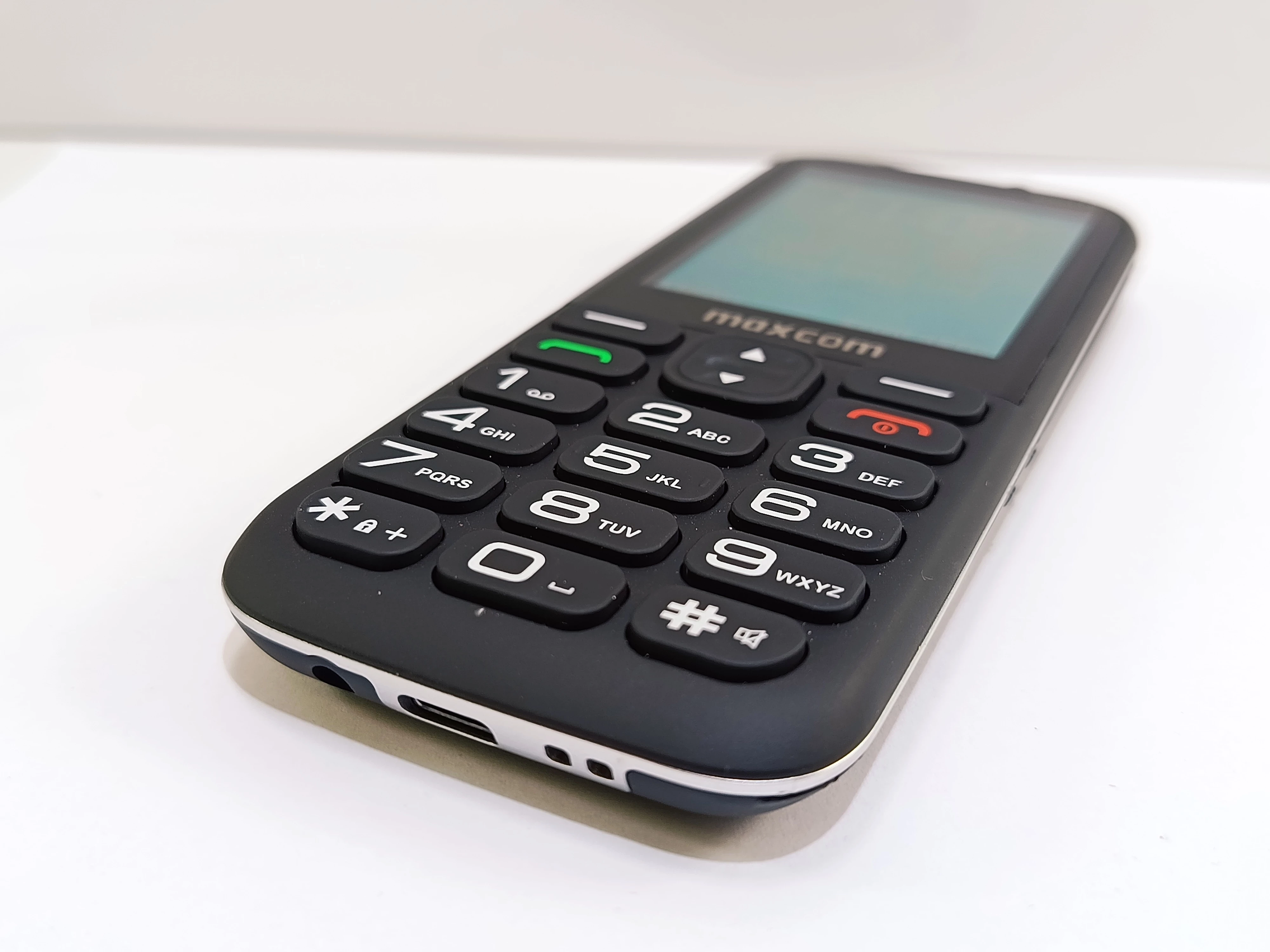 telefon-maxcom-mm445-przekatna-ekranu-280