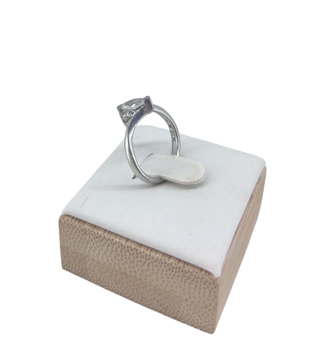 uroczy-srebrny-pierscionek-925-200g-r6-material-15835-4