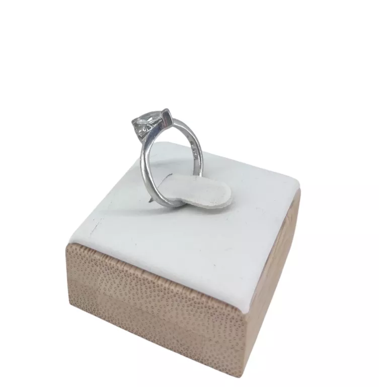 uroczy-srebrny-pierscionek-925-200g-r6-material-15835-4