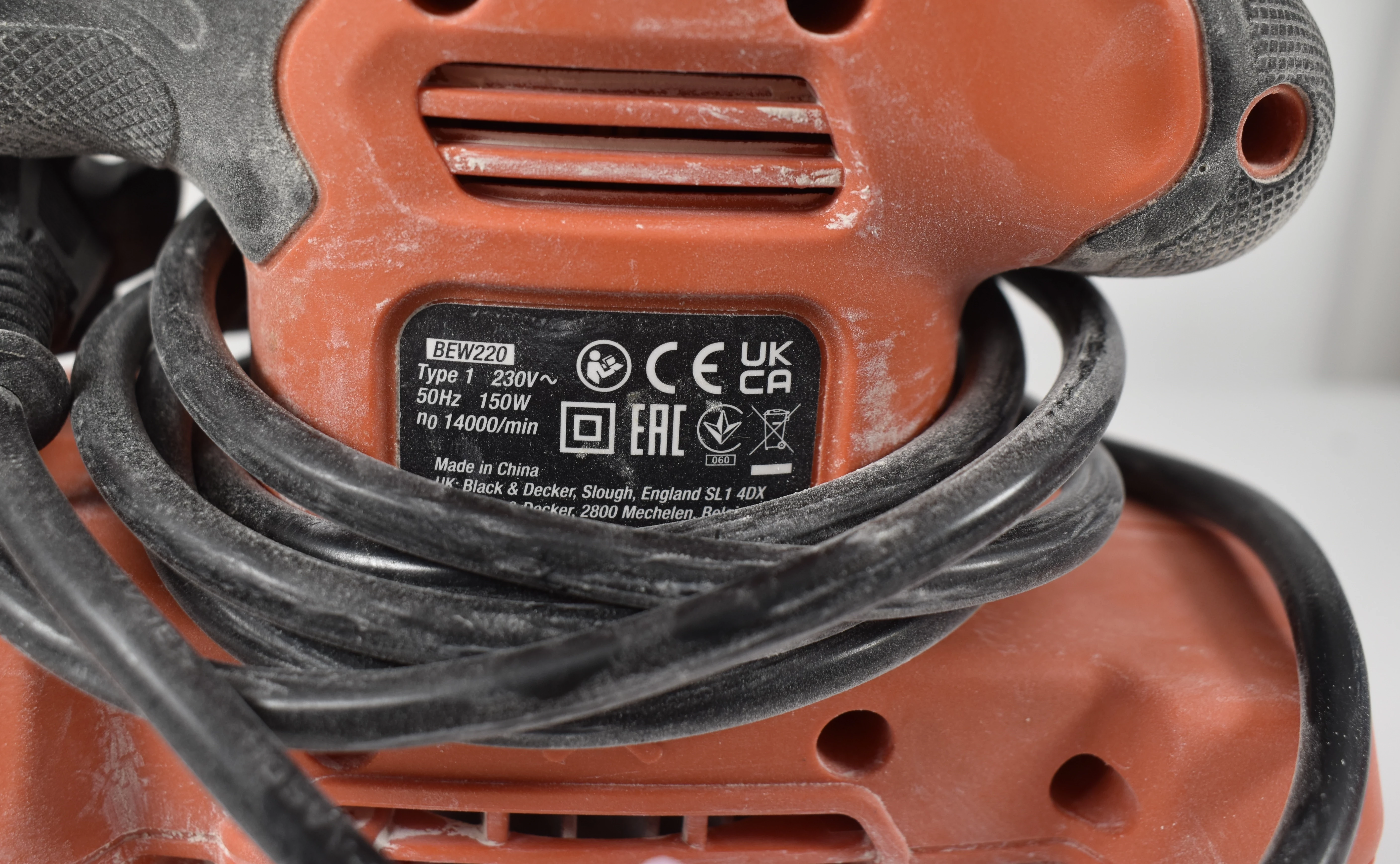 szlifierka-oscylacyjna-black-decker-bew220-rodzaj-zasilania-128529-2