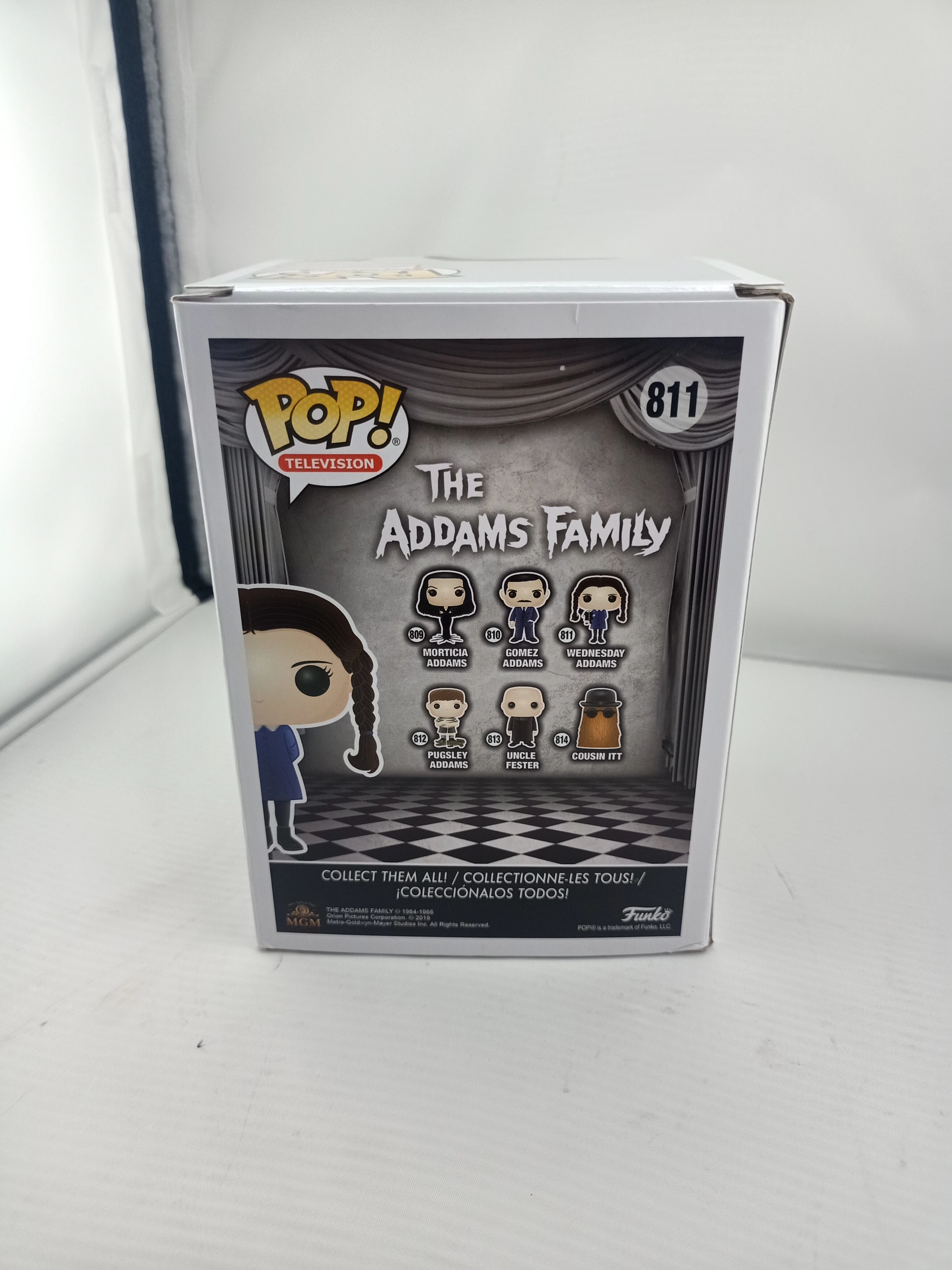 funko-pop-addams-family-wednesday-vinyl-figure-811-stan-11323-2