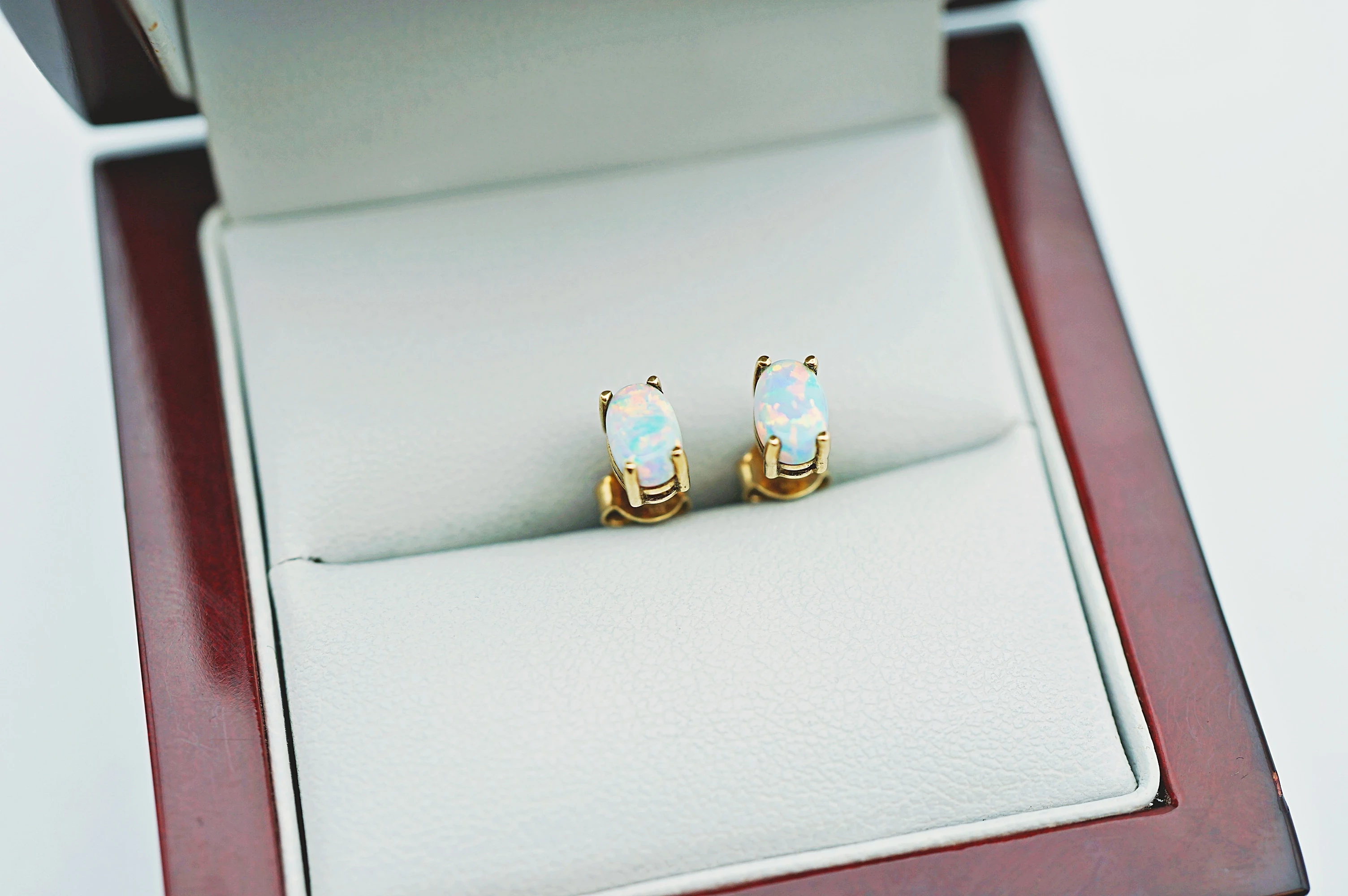 urocze-zlote-kolczyki-z-opalem-sztyft8k094g-garbary-53-poznan