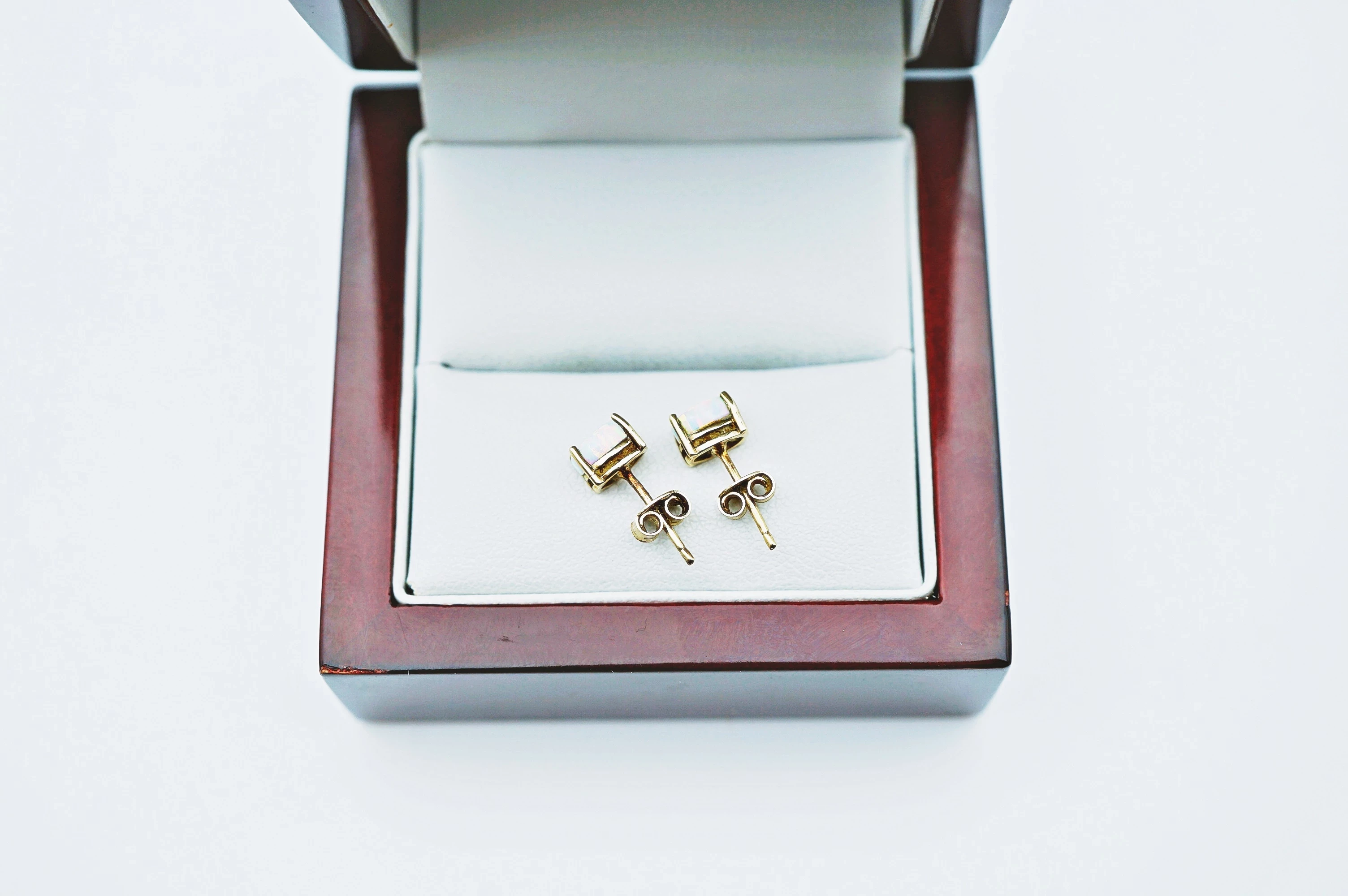 urocze-zlote-kolczyki-z-opalem-sztyft8k094g-stan-11323-2