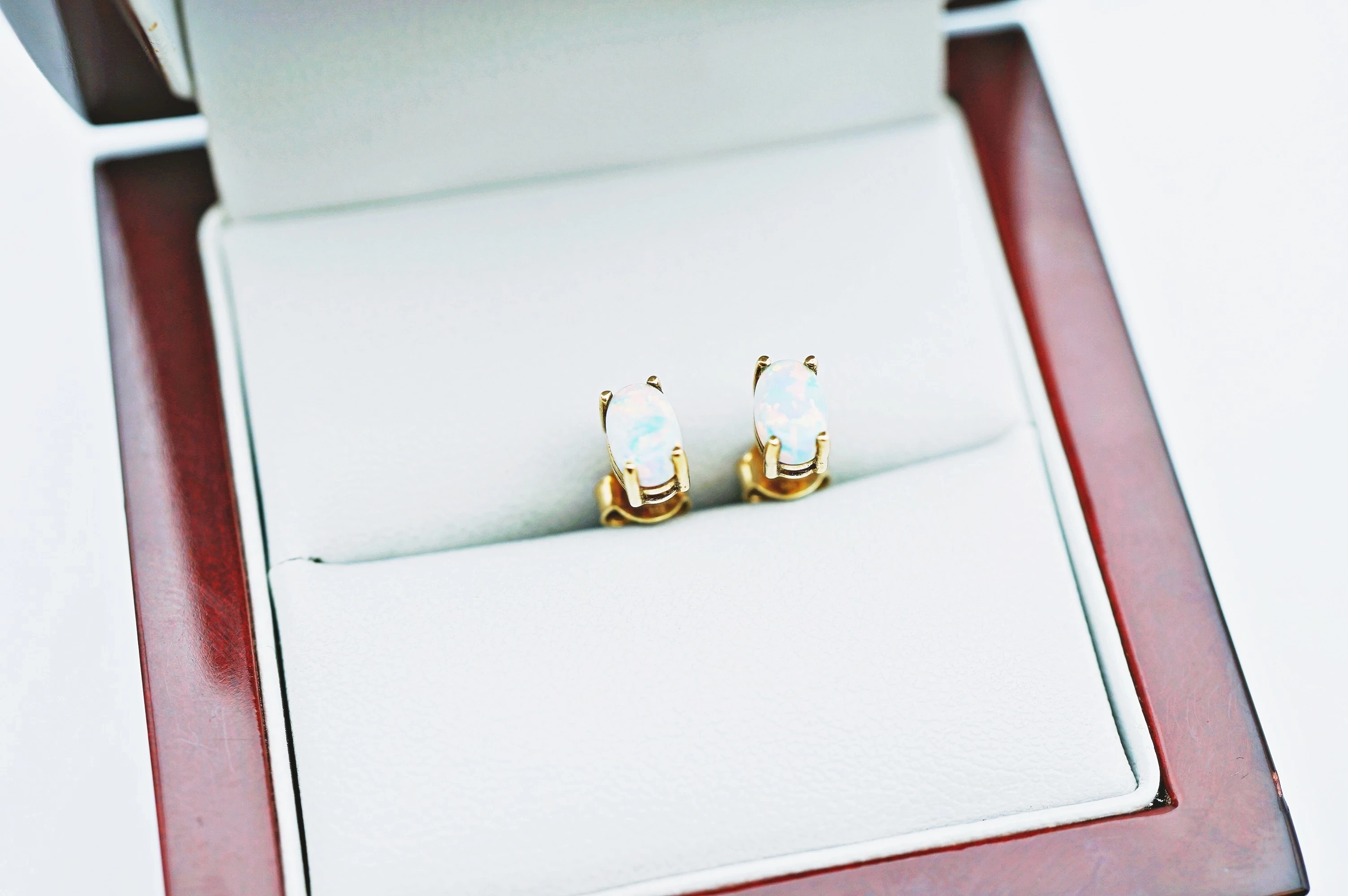 urocze-zlote-kolczyki-z-opalem-sztyft8k094g-material-15835-2