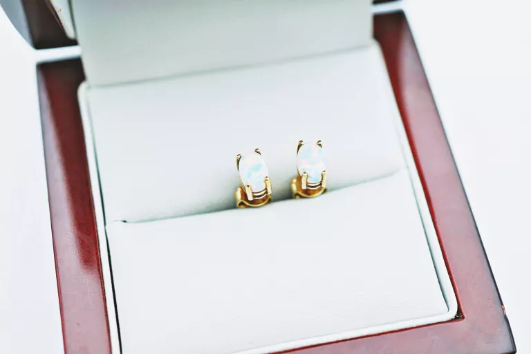 urocze-zlote-kolczyki-z-opalem-sztyft8k094g-material-15835-2