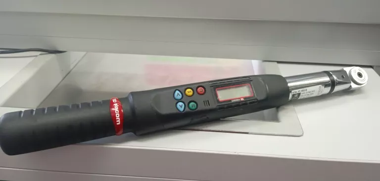 e306-30d-klucz-elektroniczny-z-odczytem-momentu-15-30-nm-krotka-2u-sj-olawa