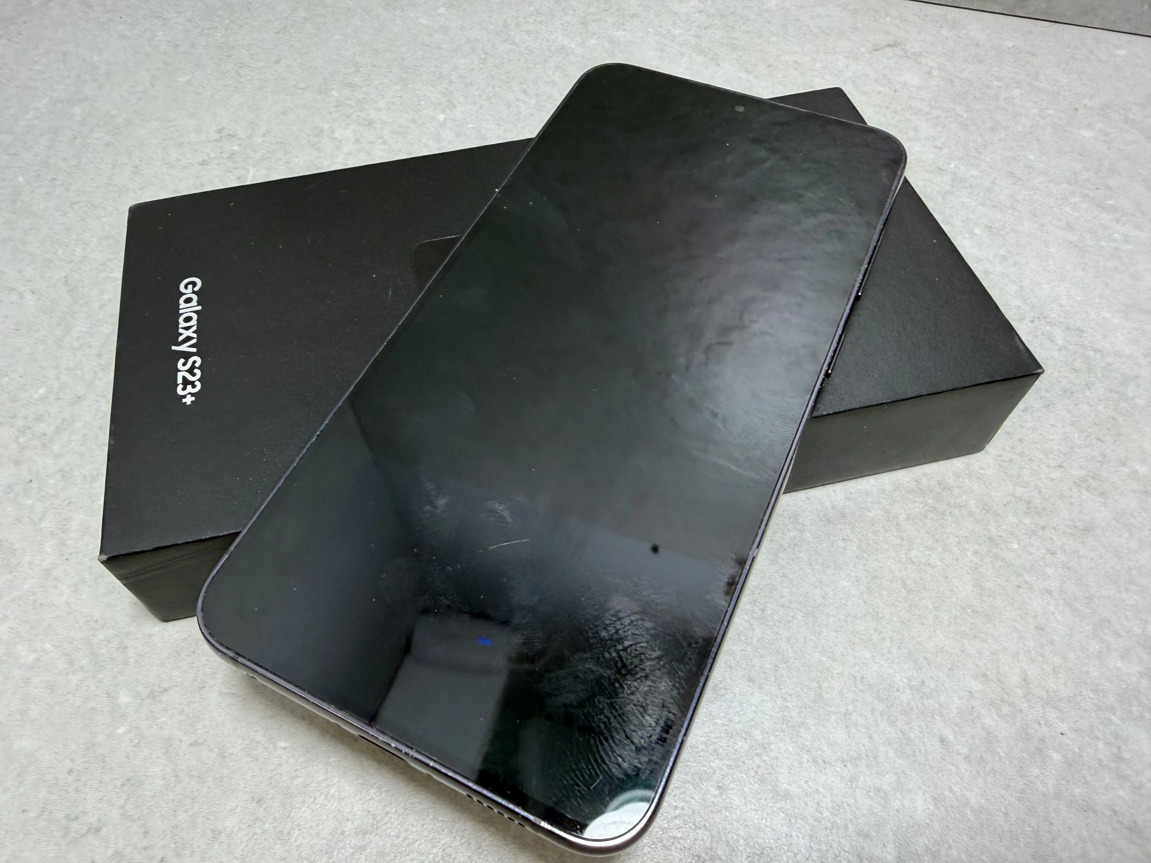 telefon-samsung-galaxy-s23-8256gb-pudelko-przekatna-ekranu-660