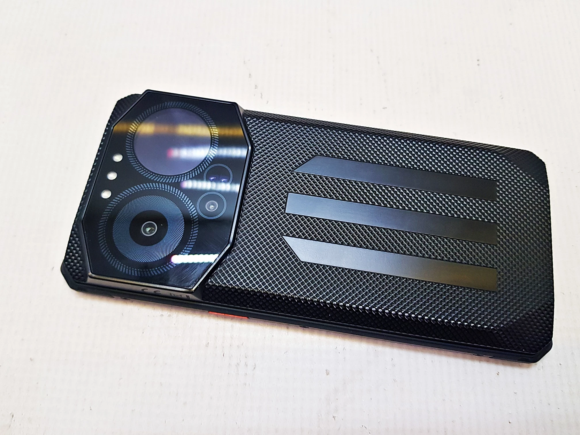 telefon-iiif150-b3-w-pud-bs-ds-2568-dz-220825r-przekatna-ekranu-660