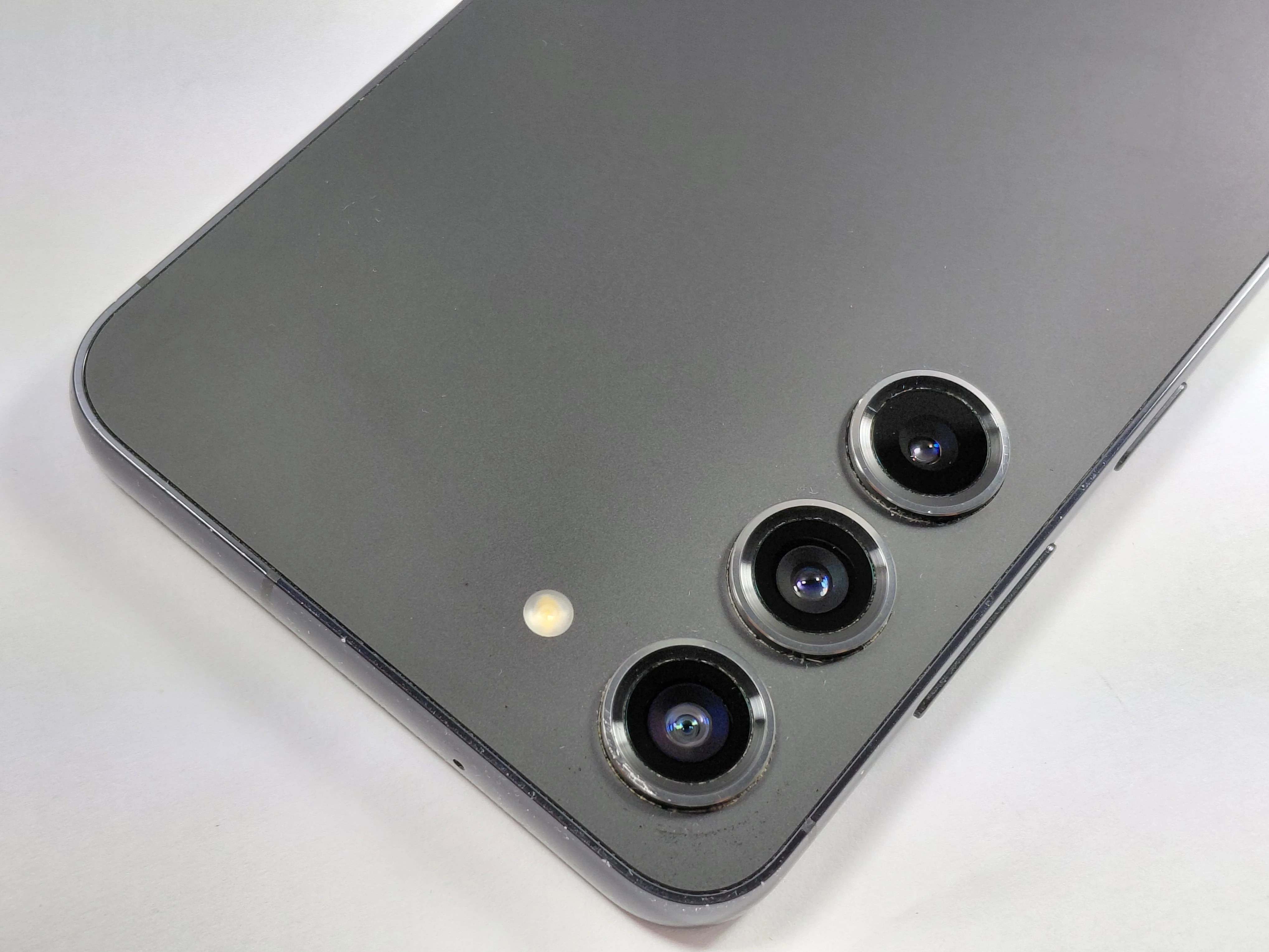 samsung-galaxy-s23-8128gb-kod-producenta-sm-s911bzkdeue