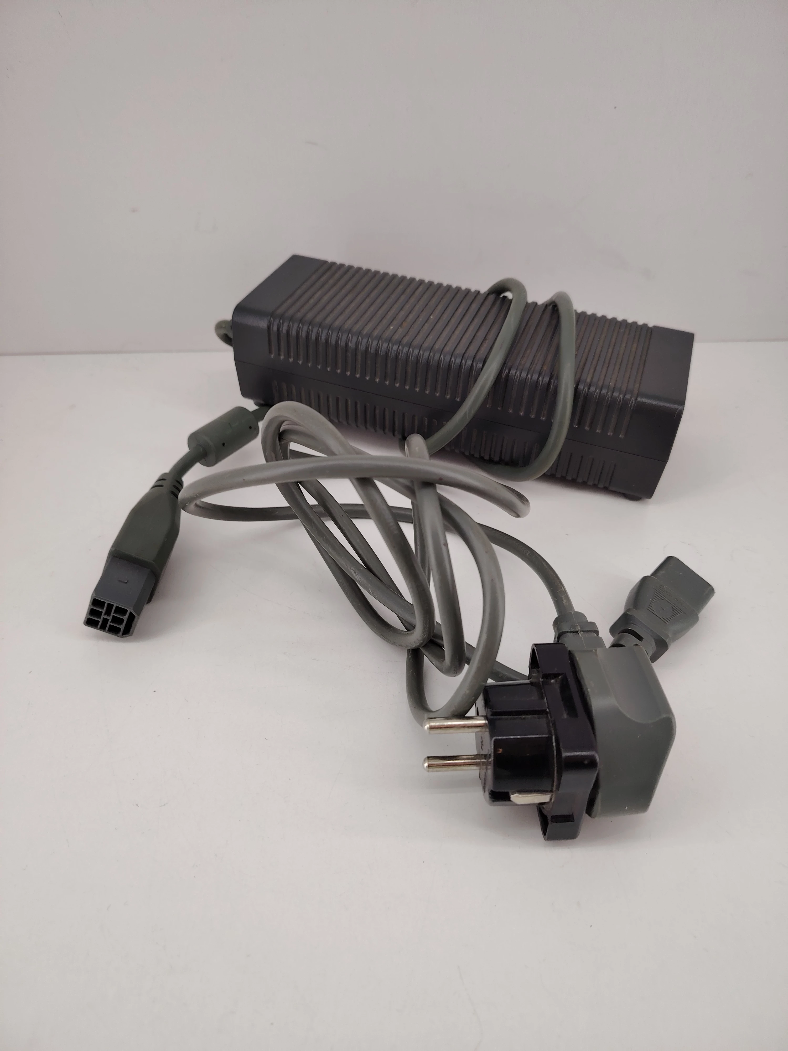 konsola-xbox-360-2x-pad-bezprzewodowy-okablowanie-sluchawki-kod-producenta-xbox-360-fat-biala-hdmi