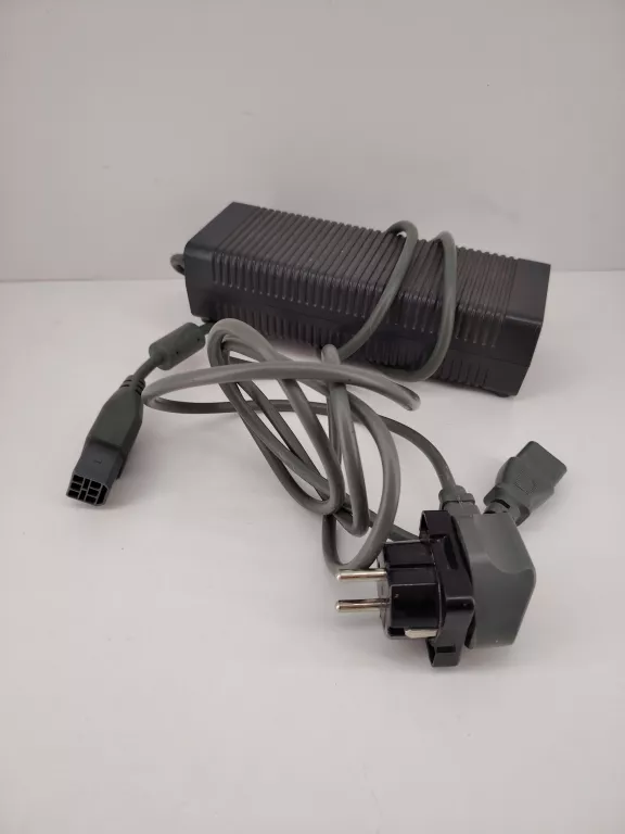 konsola-xbox-360-2x-pad-bezprzewodowy-okablowanie-sluchawki-kod-producenta-xbox-360-fat-biala-hdmi