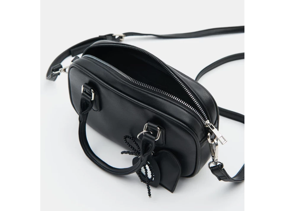 czarna-torebka-z-zawieszka-serduszko-sinsay-stan-11323-1