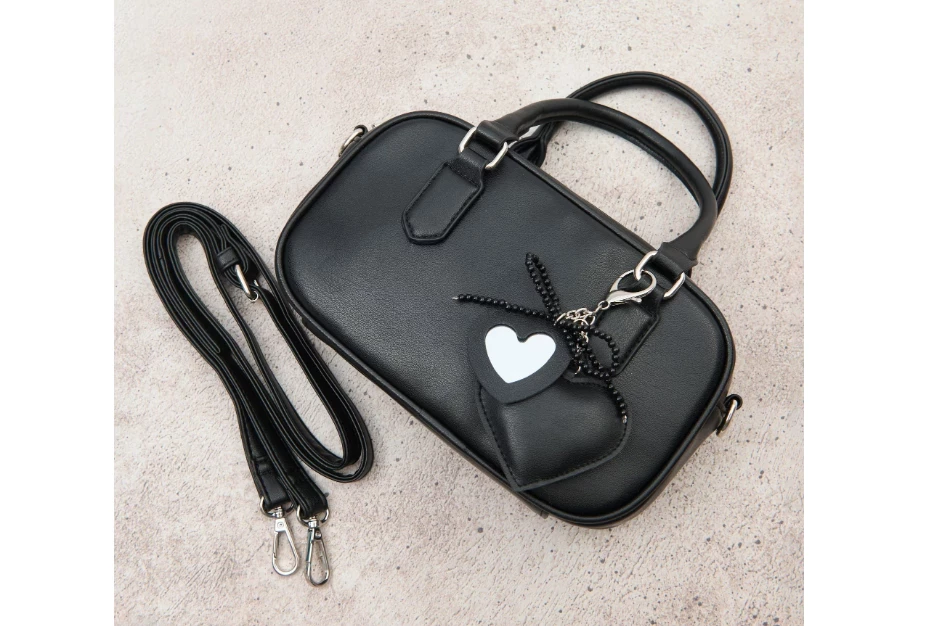 czarna-torebka-z-zawieszka-serduszko-sinsay-hubska-82-wroclaw