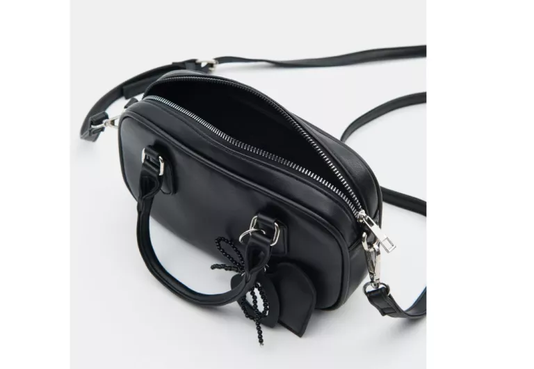 czarna-torebka-z-zawieszka-serduszko-sinsay-stan-11323-1