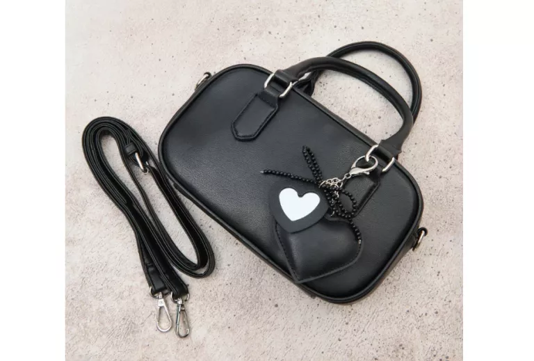czarna-torebka-z-zawieszka-serduszko-sinsay-hubska-82-wroclaw