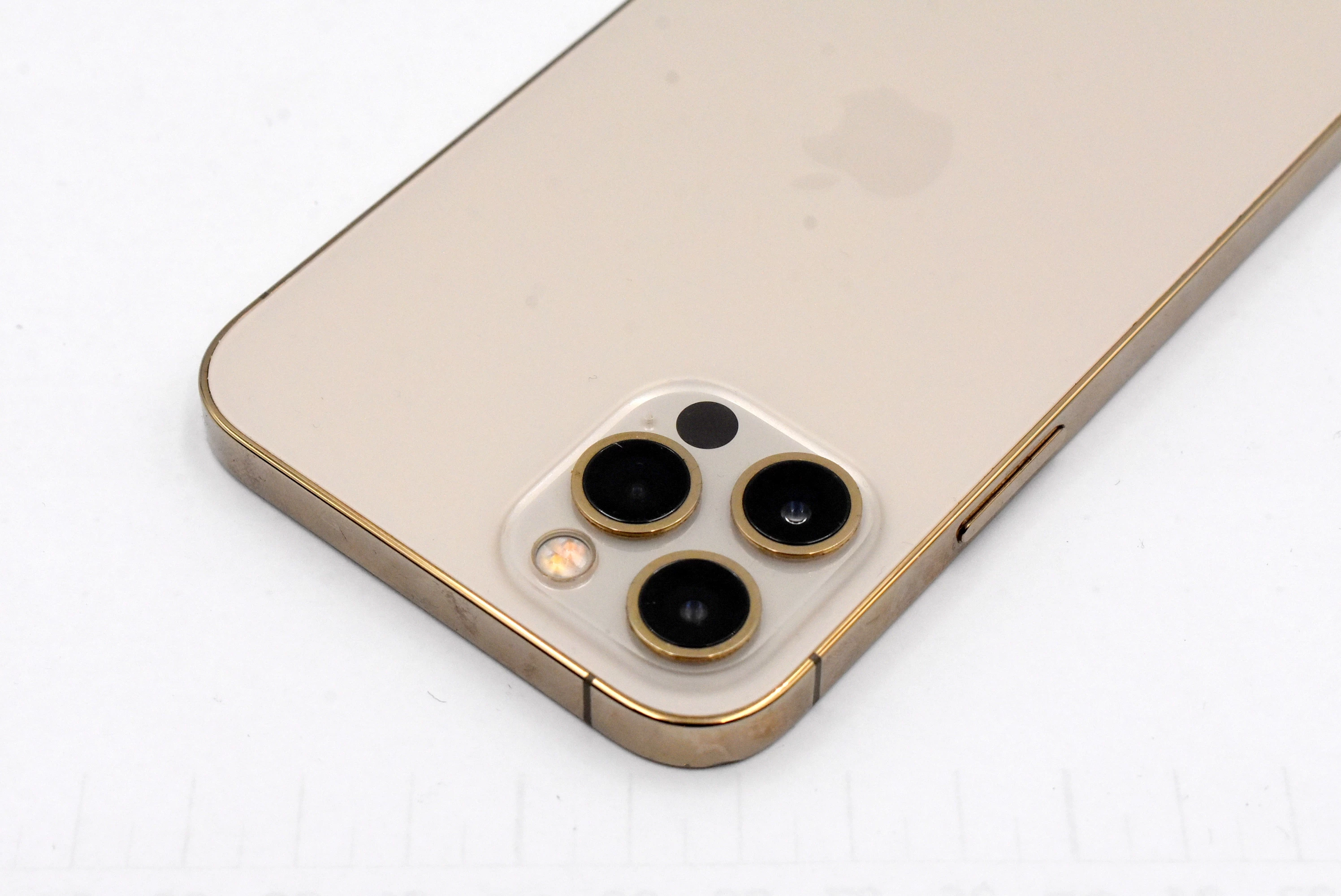 telefon-apple-iphone-12-pro-6gb128gb-zloty-przekatna-ekranu-610