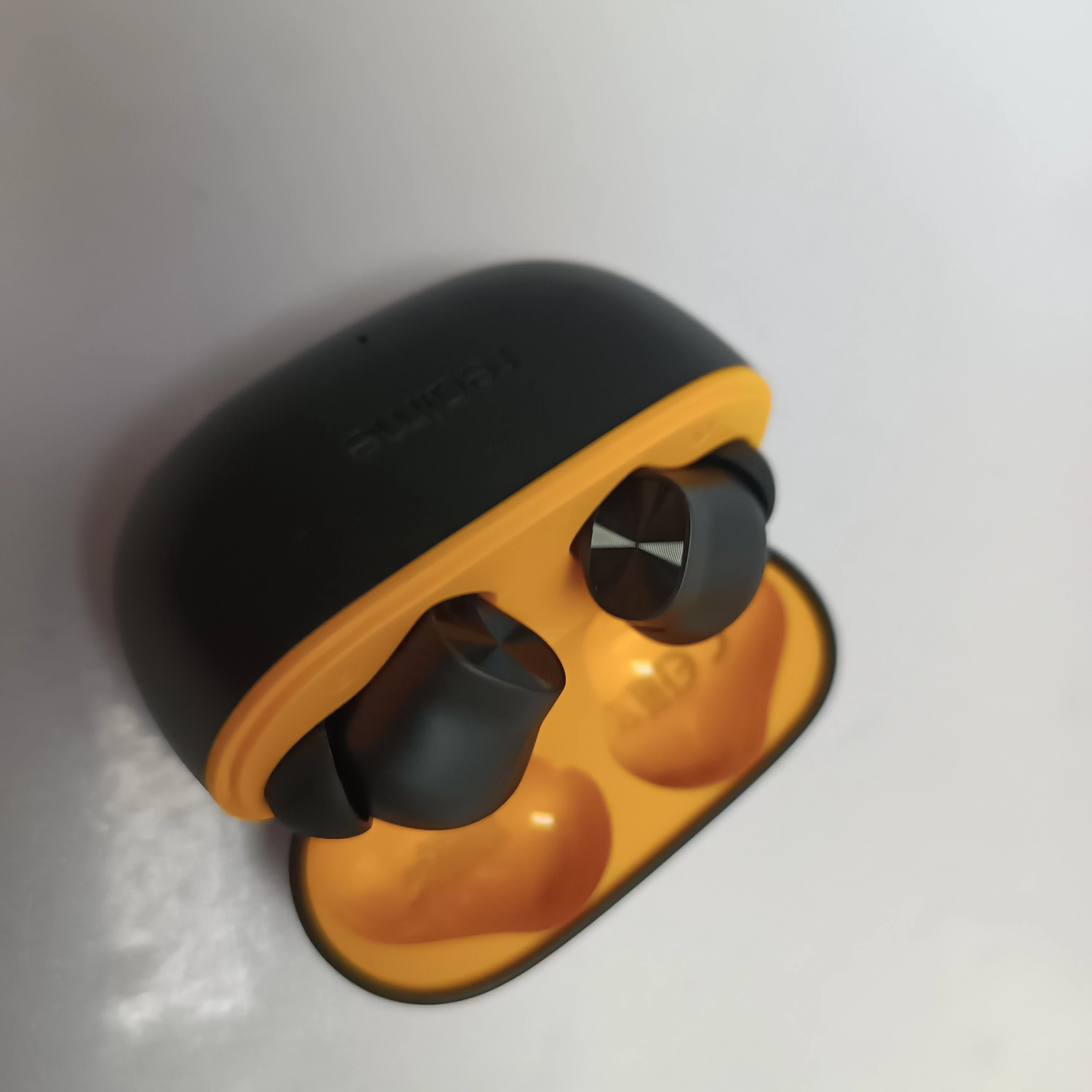 realme-buds-t200-lite-kolor-dominujacy-129357-3