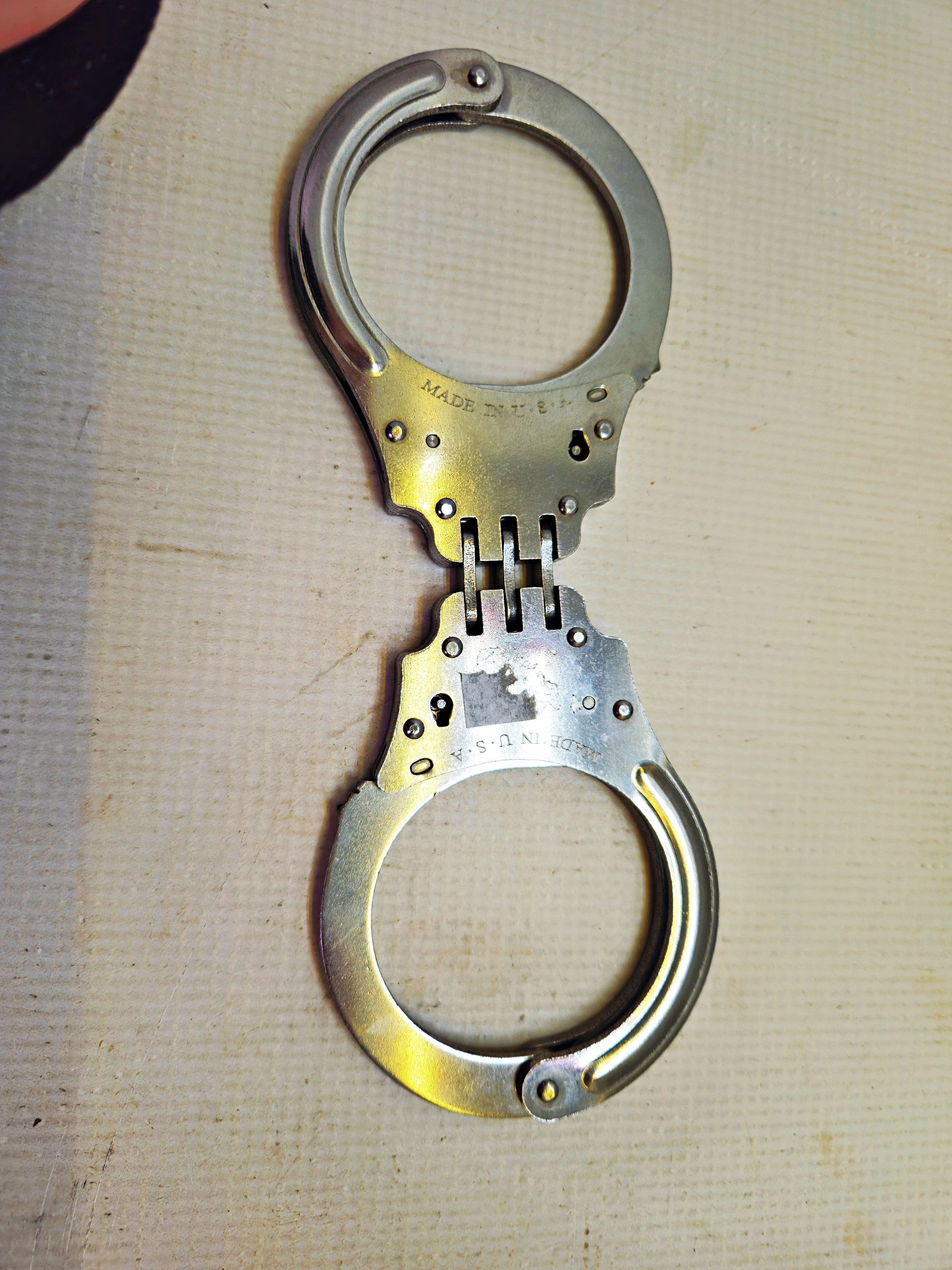 kajdanki-stalowe-made-in-usa-etui-2-kluczyki-stan-11323-2