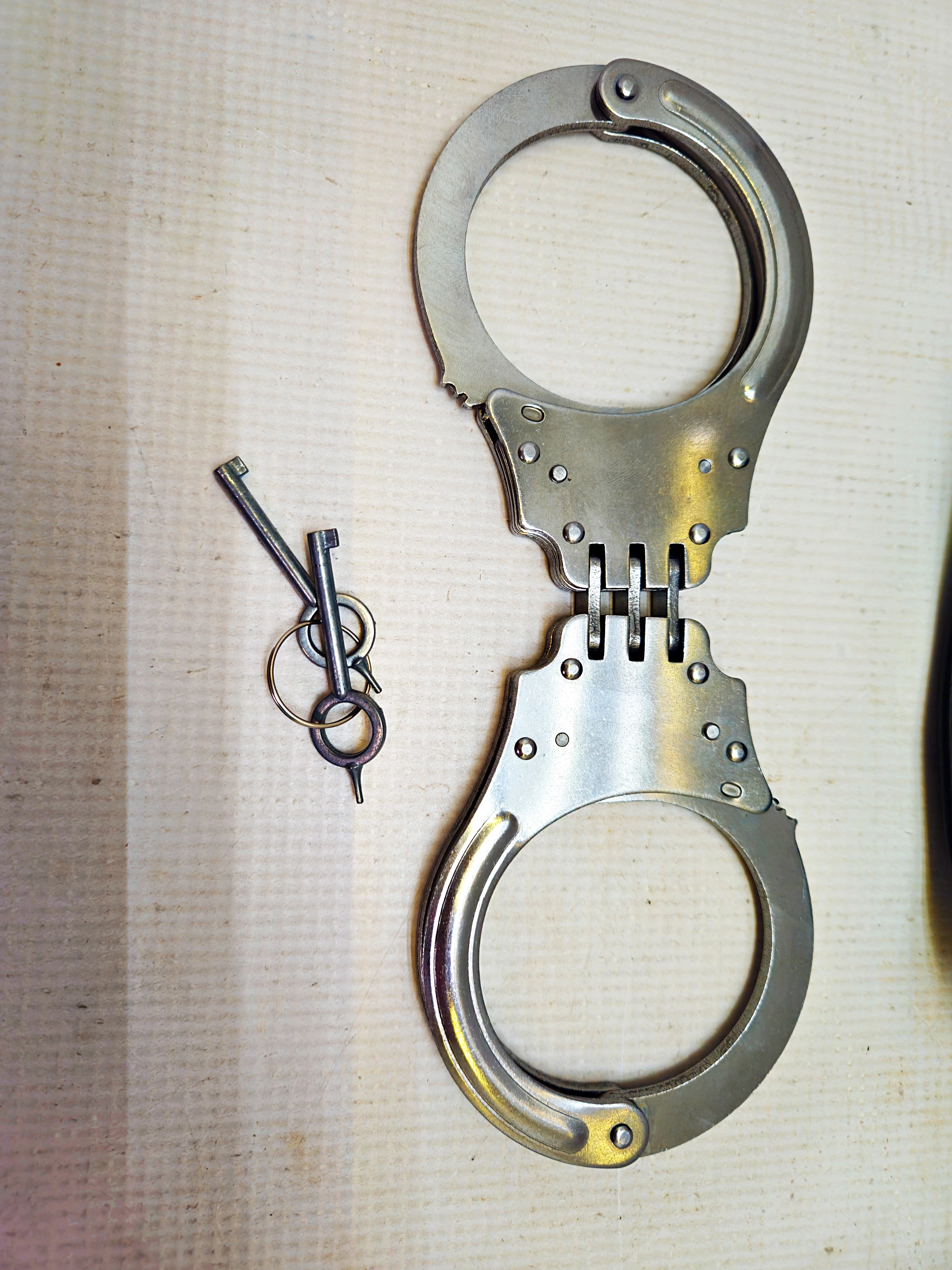 kajdanki-stalowe-made-in-usa-etui-2-kluczyki-ean-gtin-5906752206873