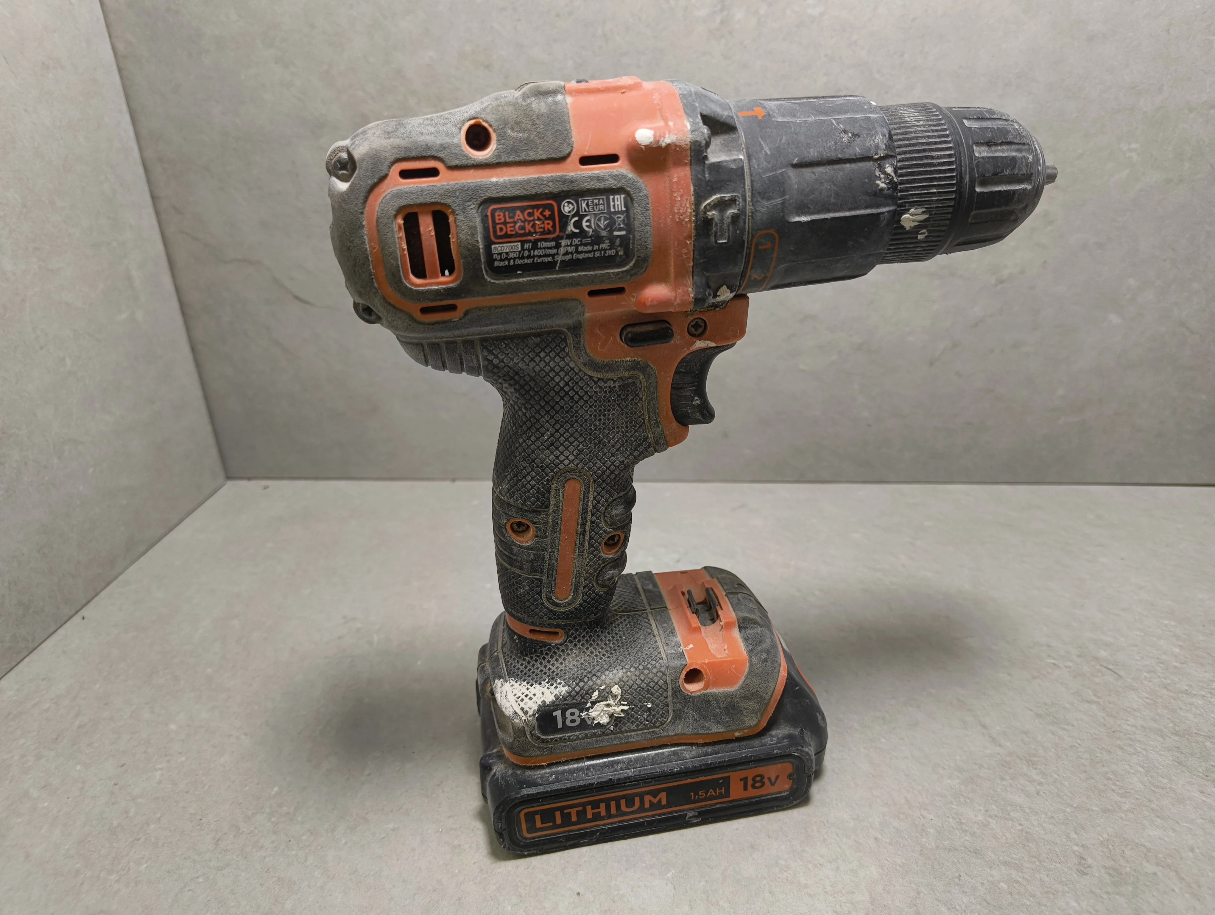 wkretarka-black-decker-bcd700s-aku-lad-pojemnosc-akumulatora-150