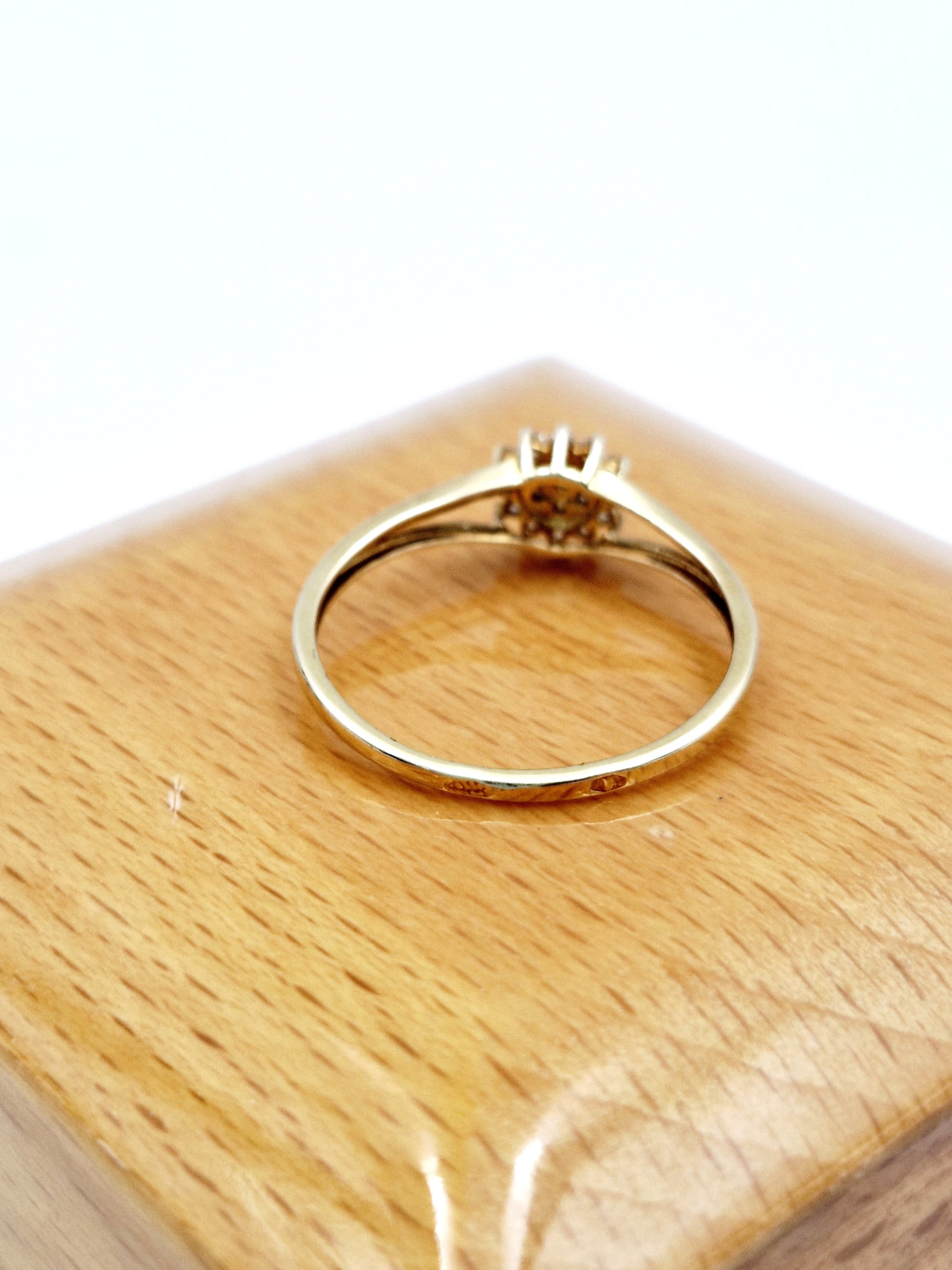 zloty-pierscionek-kwiat-z-cyrkoniami-333-r18-127g-waga-099