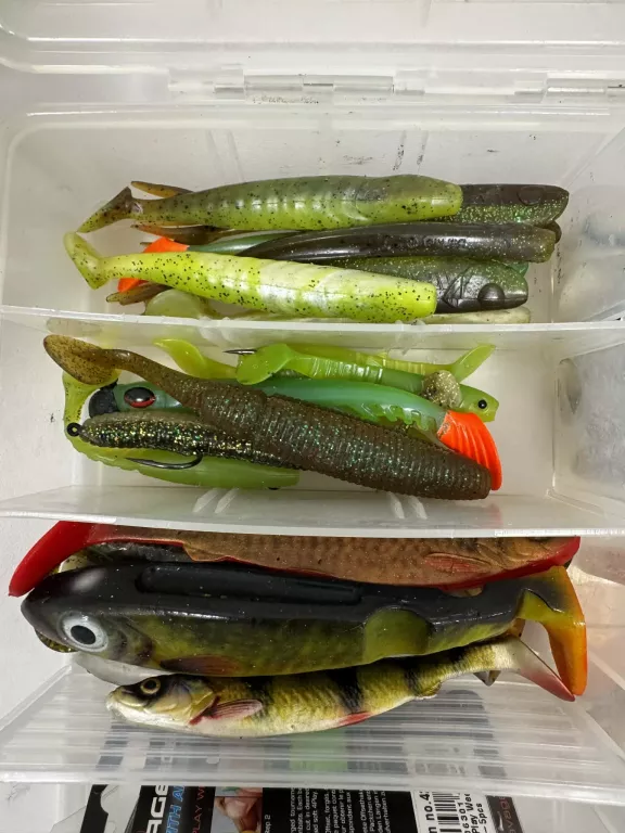 pudelko-z-przynetami-6-kod-producenta-gumy