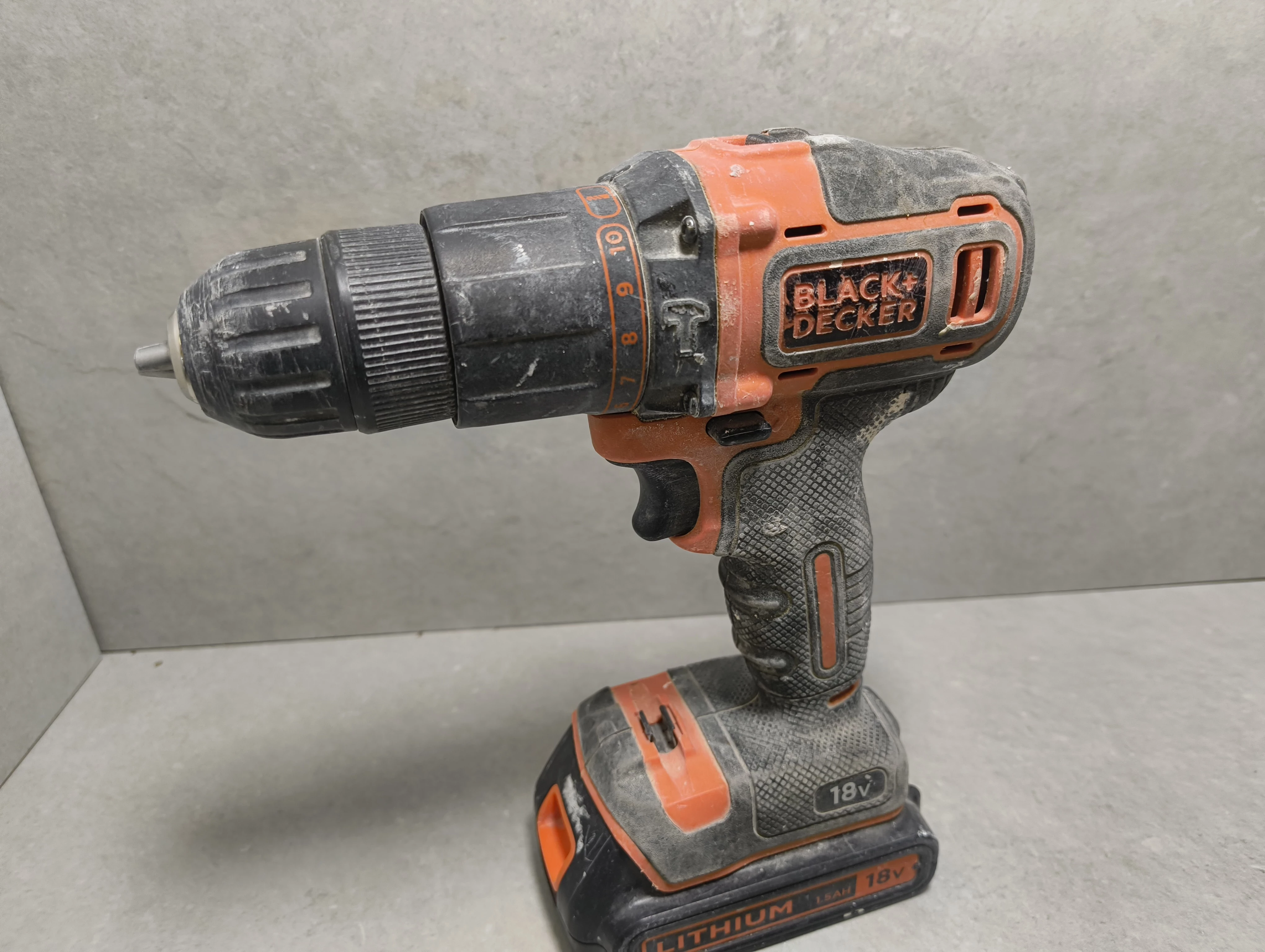 wkretarka-black-decker-bcd700s-aku-lad-stan-11323-2