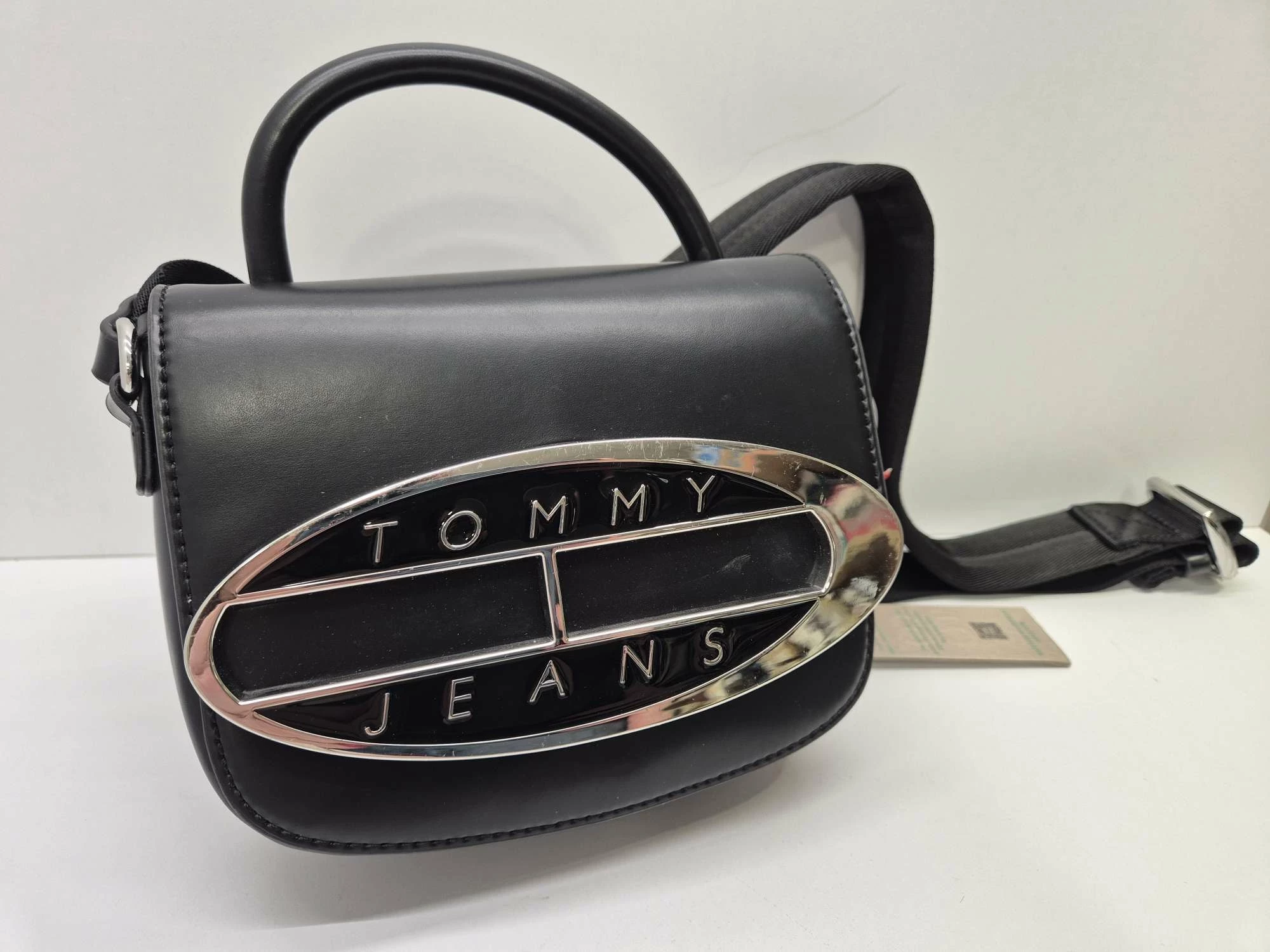 tommy-jeans-torebka-aw0aw15811-bds-czarny-os-struga-29-radom