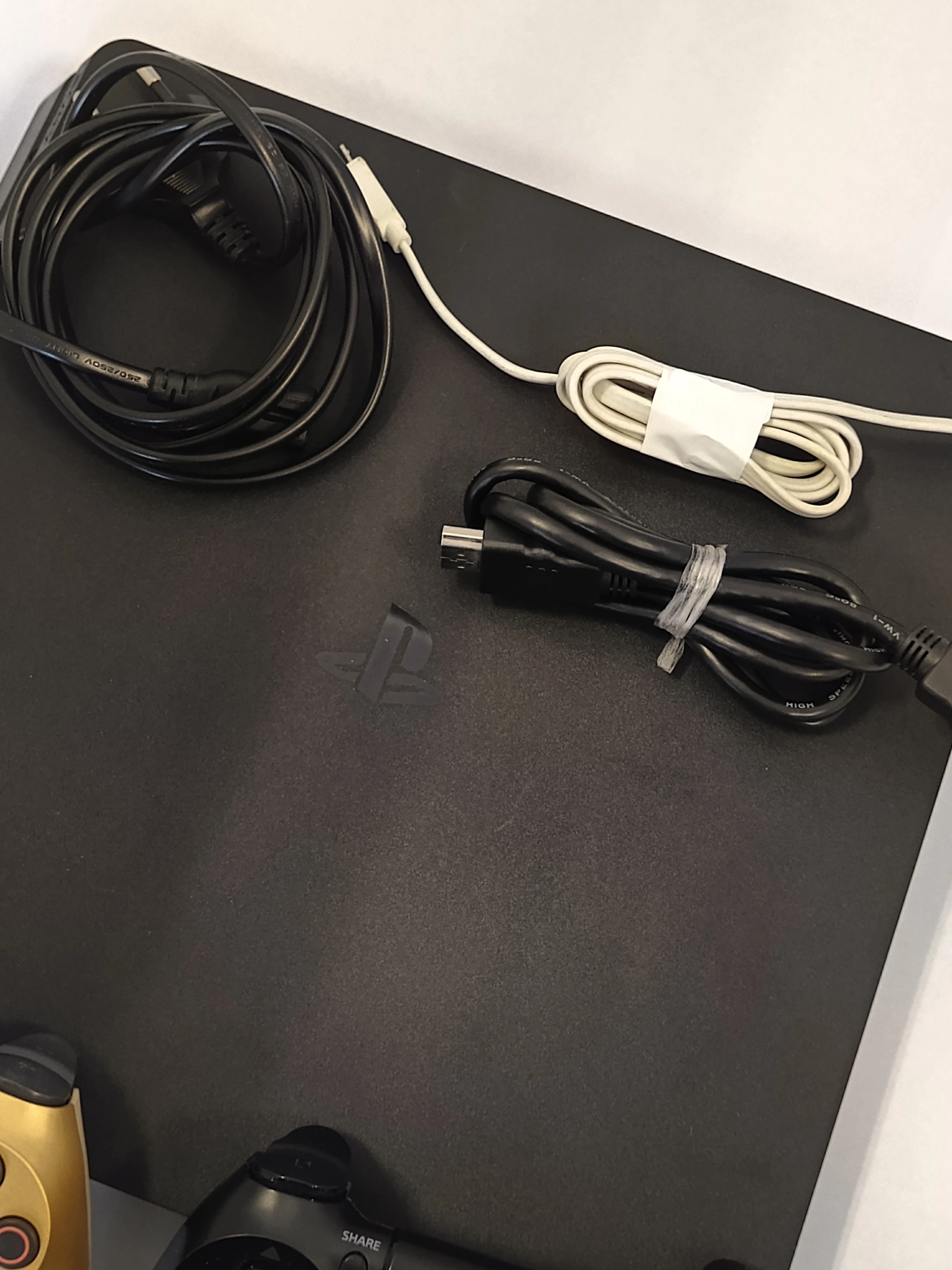 konsola-ps4-slim-dwa-pad-kable-kod-producenta-cuh-2216a