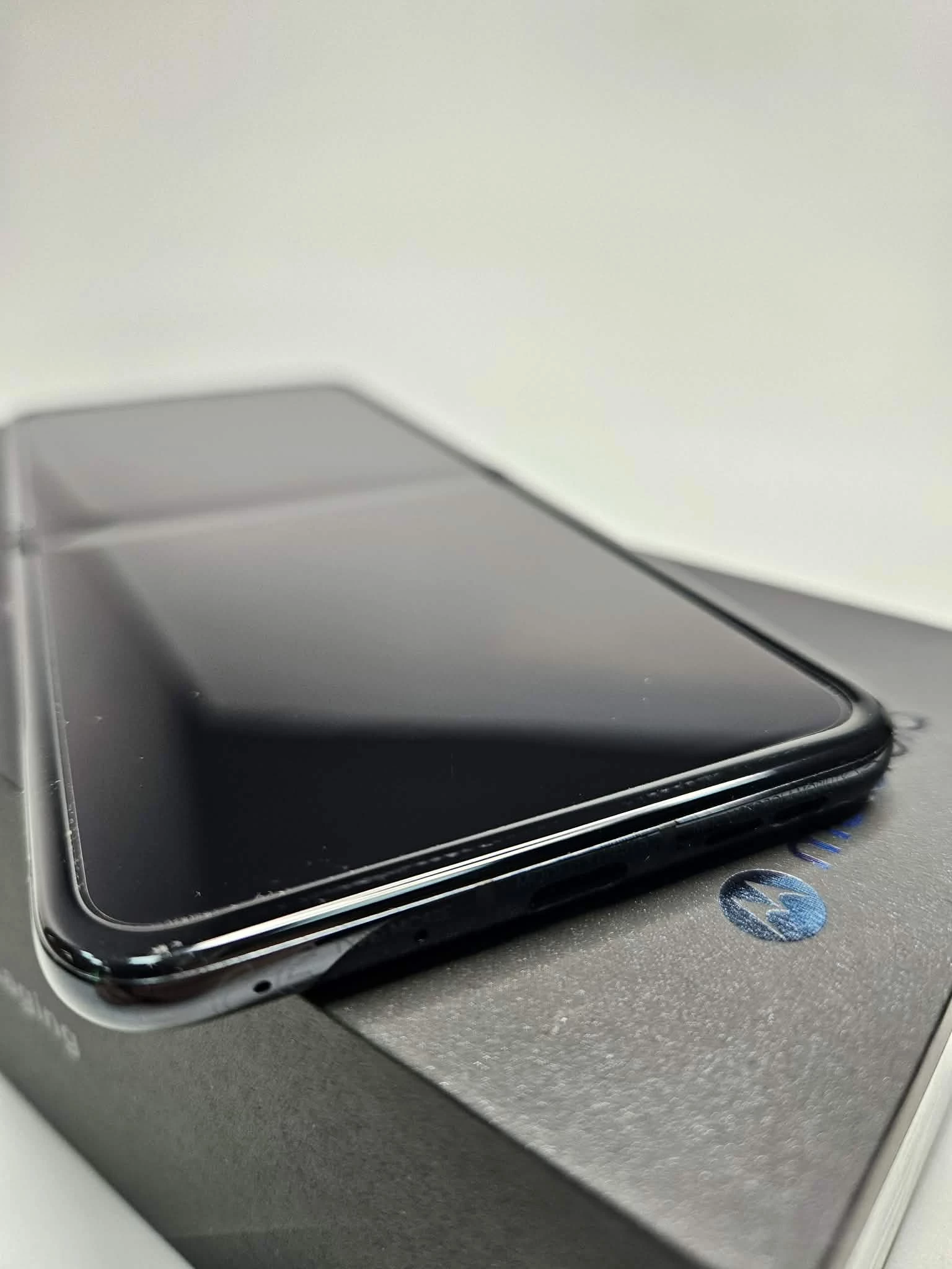 telefon-motorola-razr-50-ultra-12512-gb-komplet-typ-202685-212929