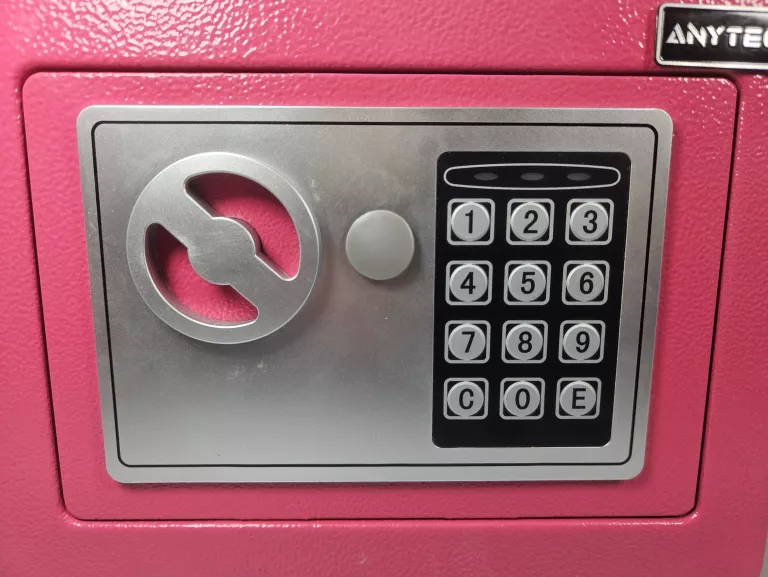 sejf-kasetka-na-zamek-elektroniczny-cyfrowy-szyfr-klucz-rozowy-kod-producenta-sejf-na-zamek-elektroniczny-rozowy