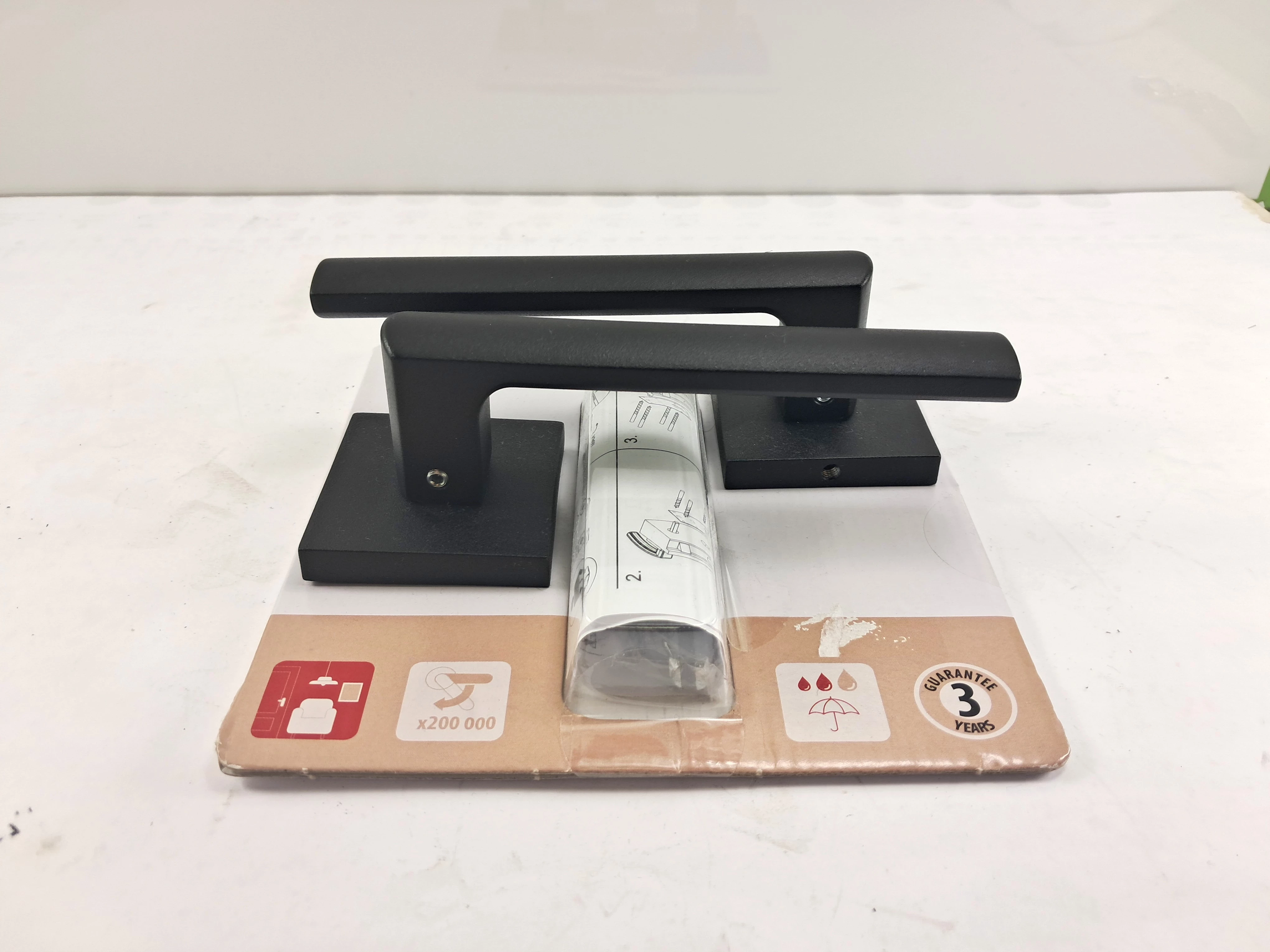 klamka-drzwiowa-na-rozecie-rivero-czarny-mat-inspire-ean-gtin-5901171257499