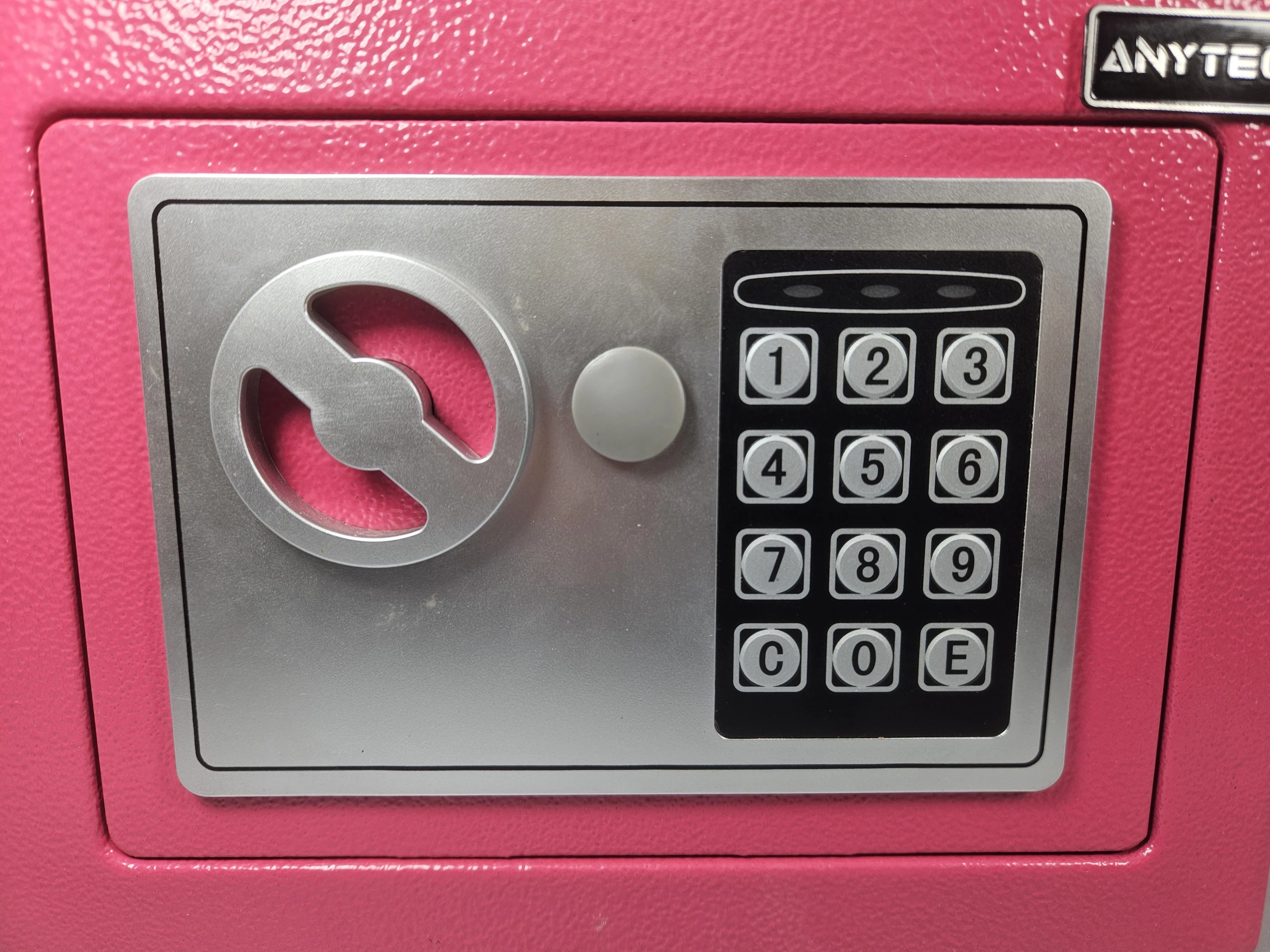 sejf-kasetka-na-zamek-elektroniczny-cyfrowy-szyfr-klucz-rozowy-kod-producenta-sejf-na-zamek-elektroniczny-rozowy