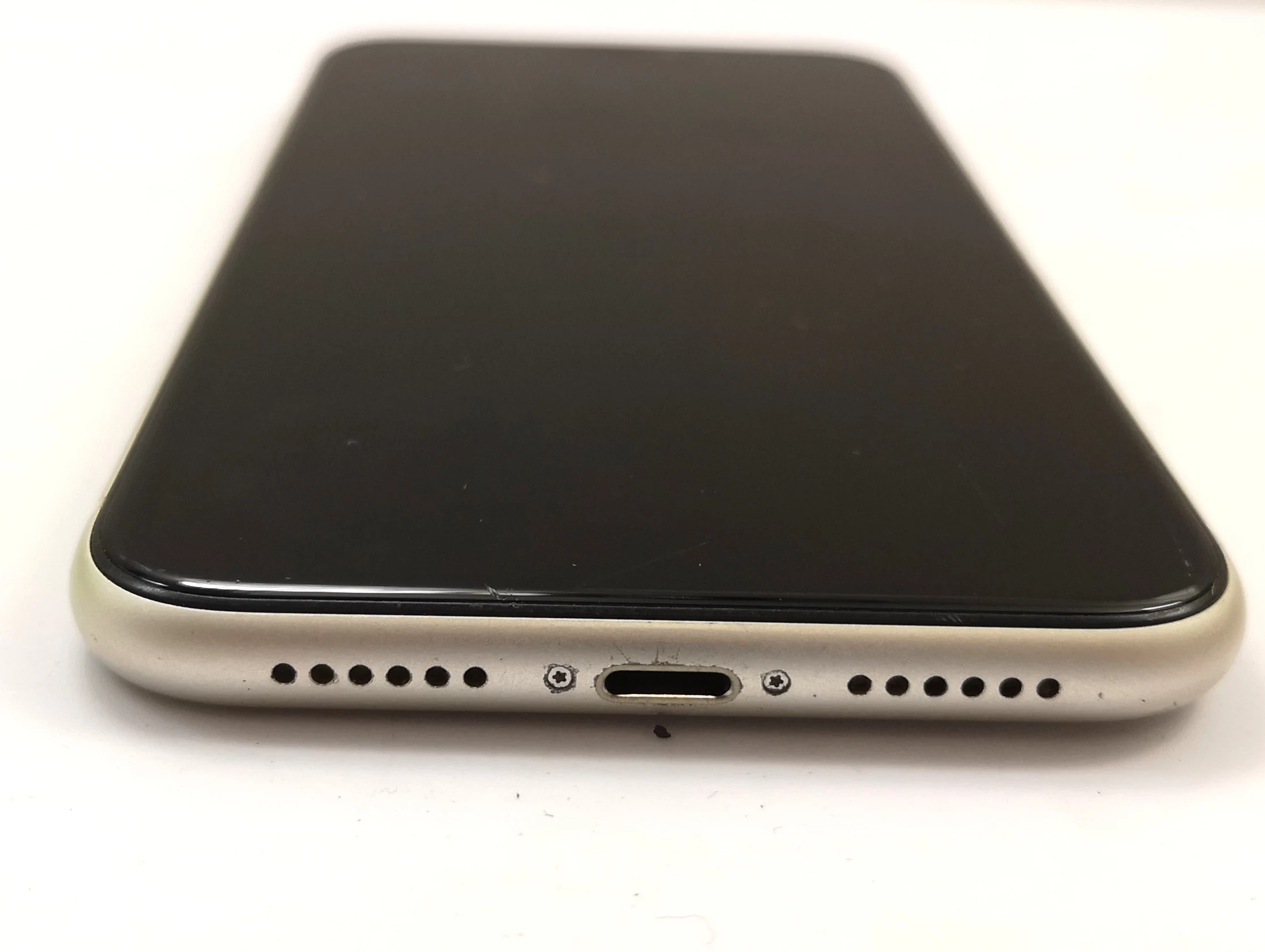 telefon-iphone-11-464gb-kbaterii-75-pamiec-ram-202865-214121