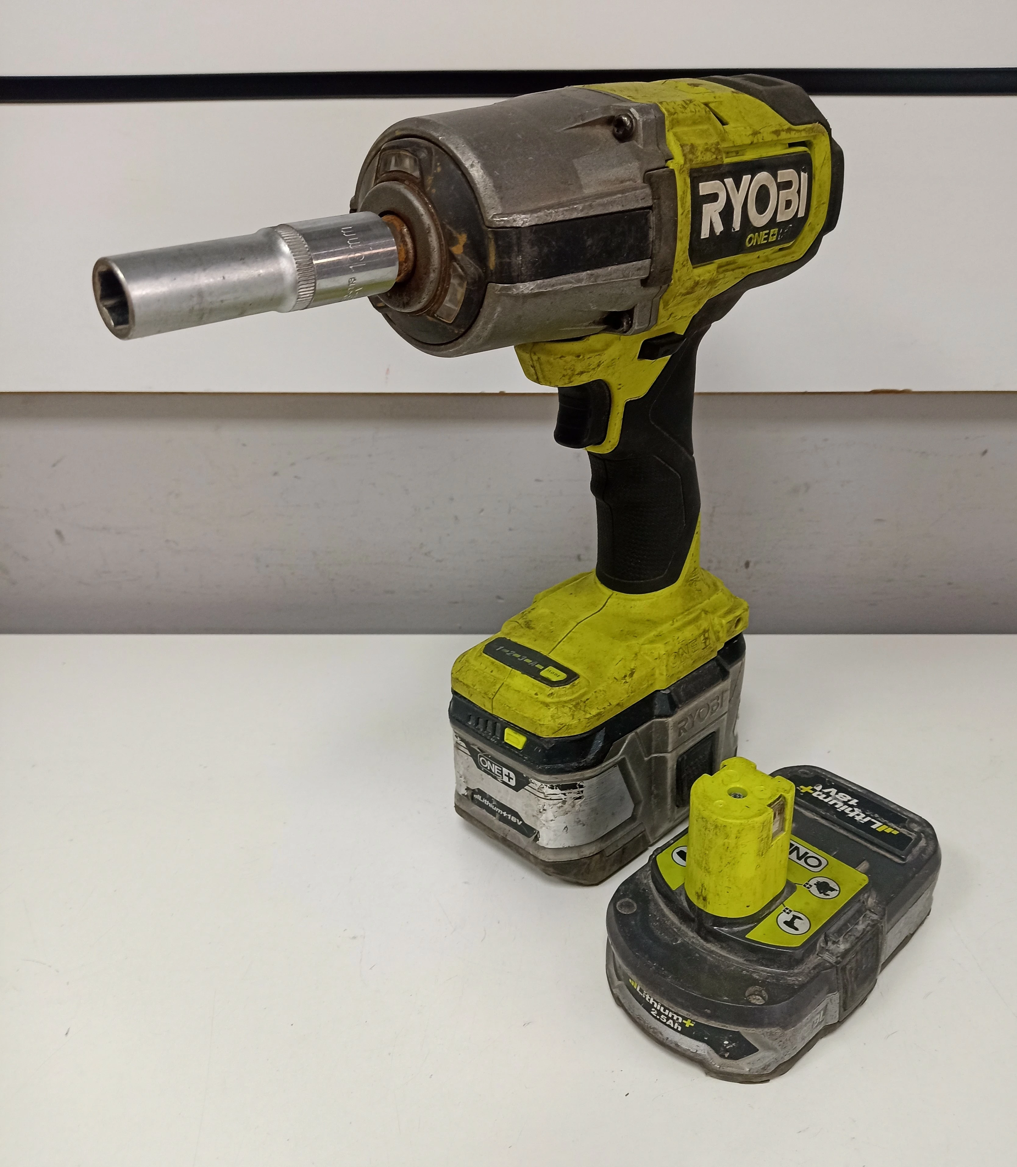 klucz-udarowy-akumulatorowy-ryobi-riwh18x-2-aku-16ah25ah-stan-11323-2